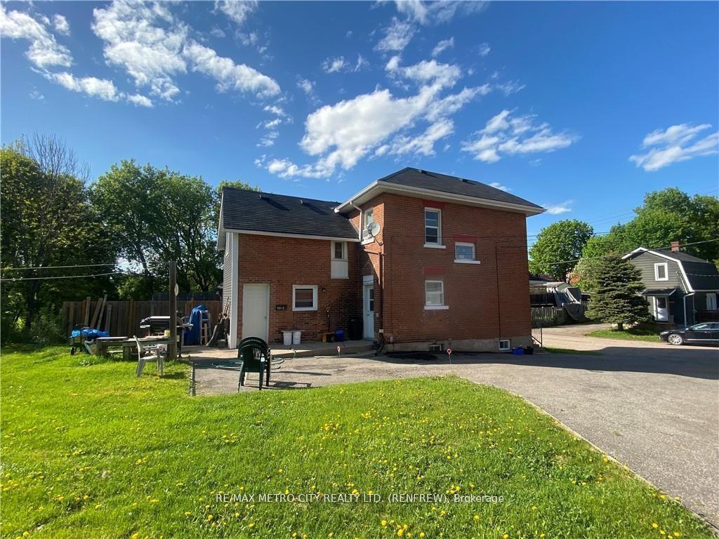 Photo 3 of 142 Bank Street S, Renfrew — HOMEH