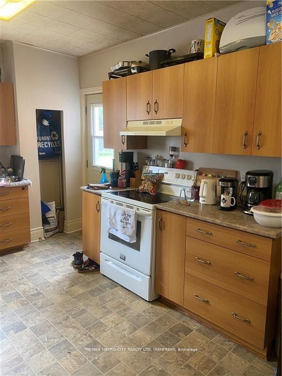 Photo 5 of 142 Bank Street S, Renfrew — HOMEH
