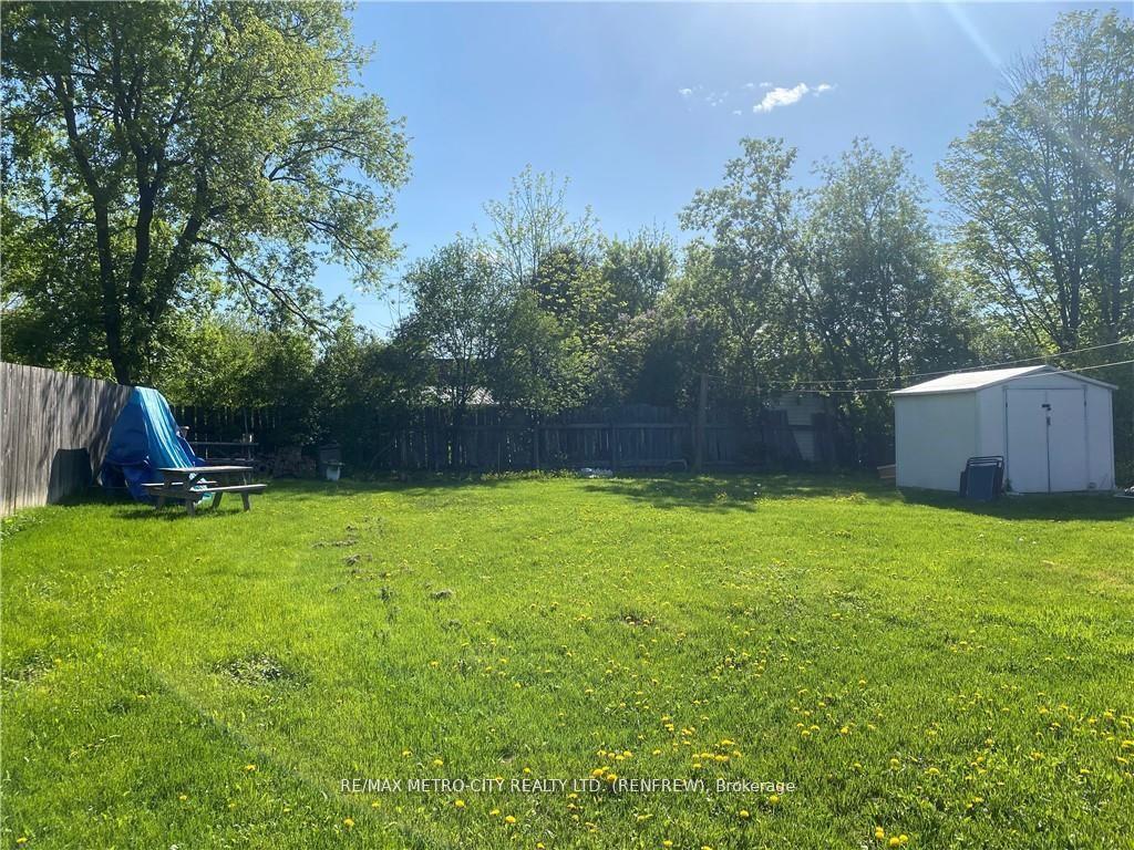 Photo 7 of 142 Bank Street S, Renfrew — HOMEH