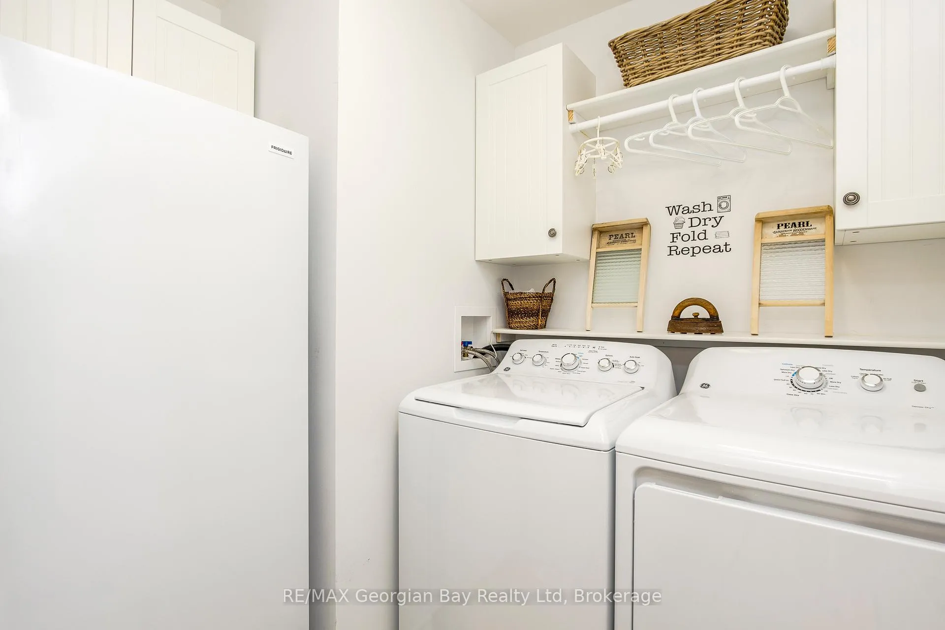 Photo 24 of 39 Chamberlain Crescent, Penetanguishene — HOMEH