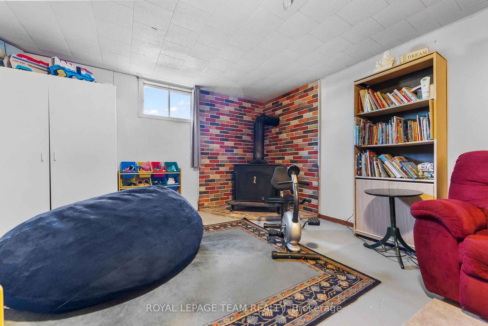 Photo 24 of 48 Francis Street, Renfrew — HOMEH