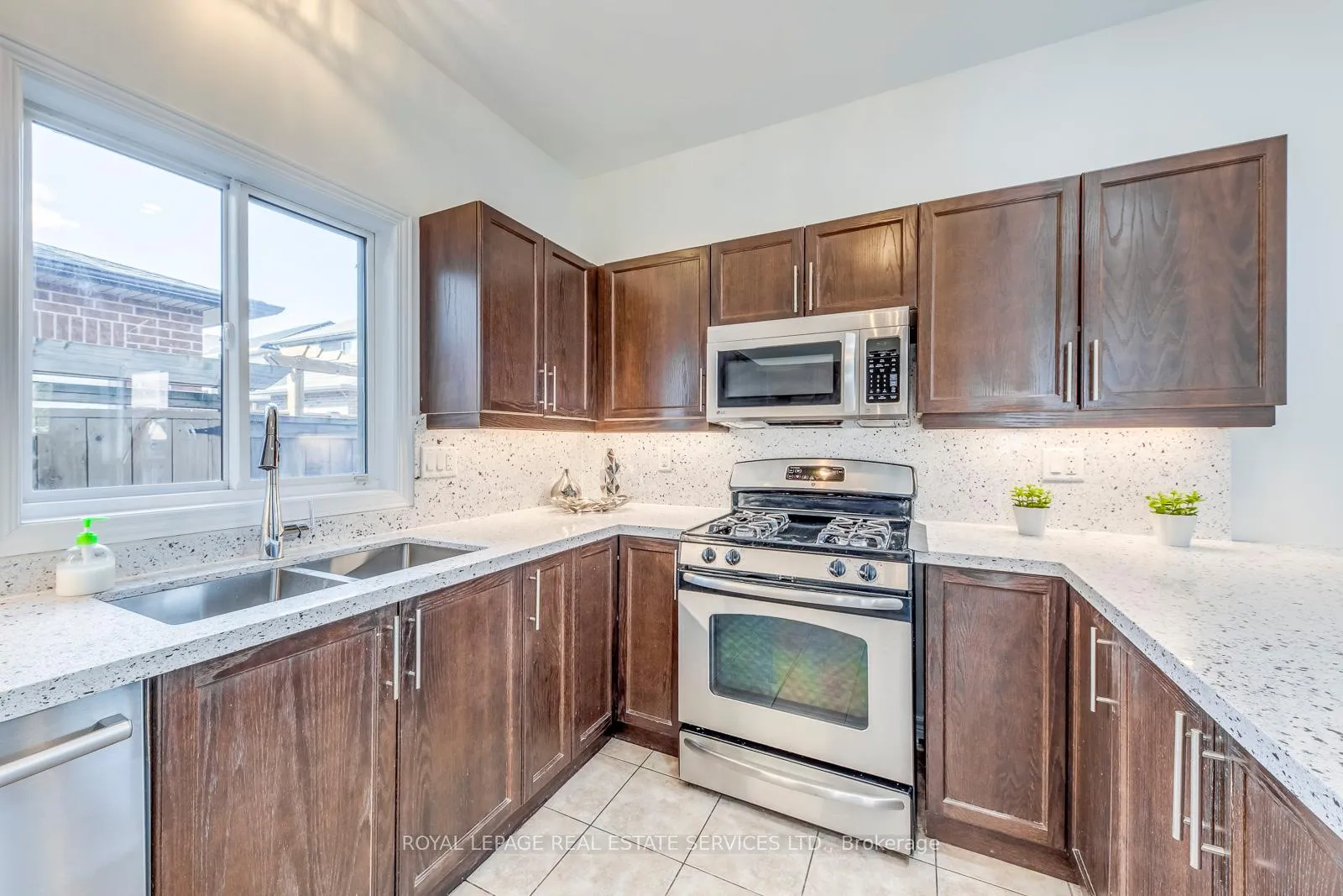 Photo 18 of 206 Brigadoon Drive, Hamilton, Gourley — HOMEH