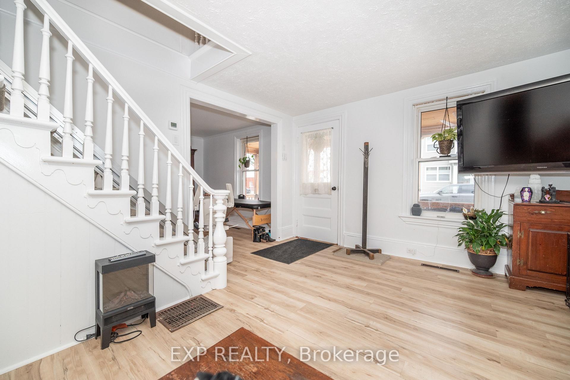 Photo 5 of 308 Queens Crescent, Renfrew — HOMEH