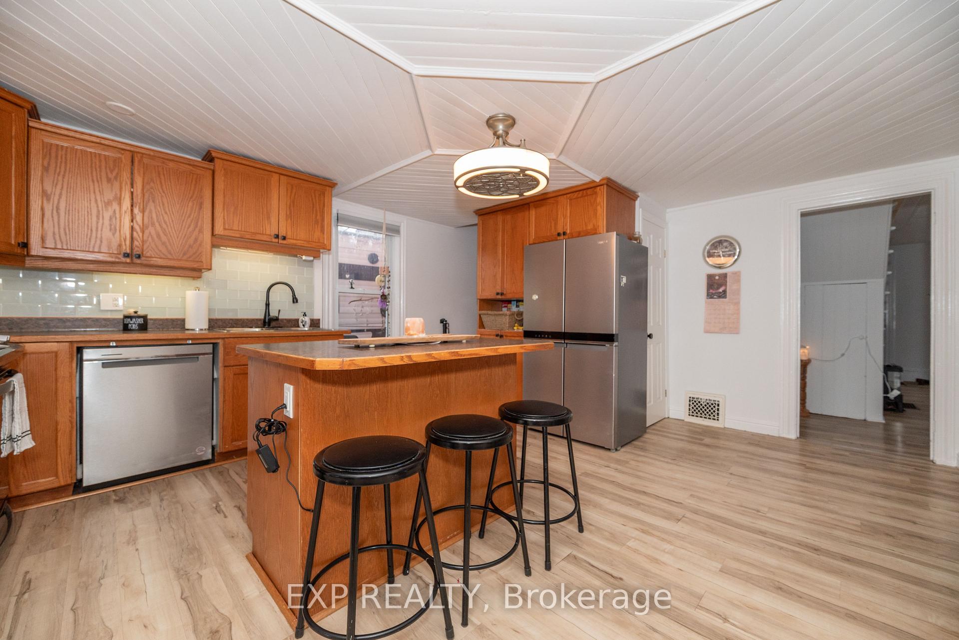 Photo 12 of 308 Queens Crescent, Renfrew — HOMEH