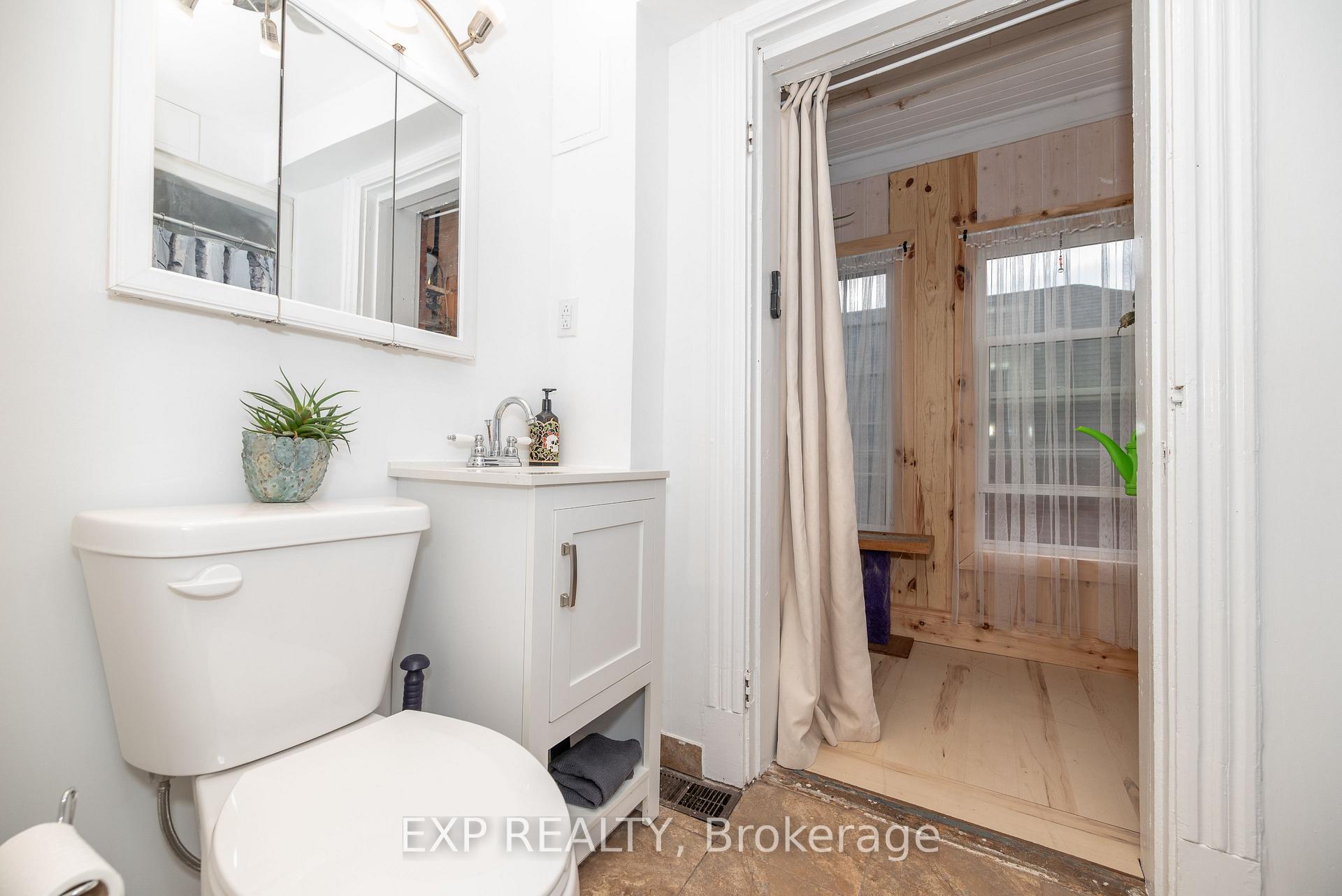 Photo 20 of 308 Queens Crescent, Renfrew — HOMEH