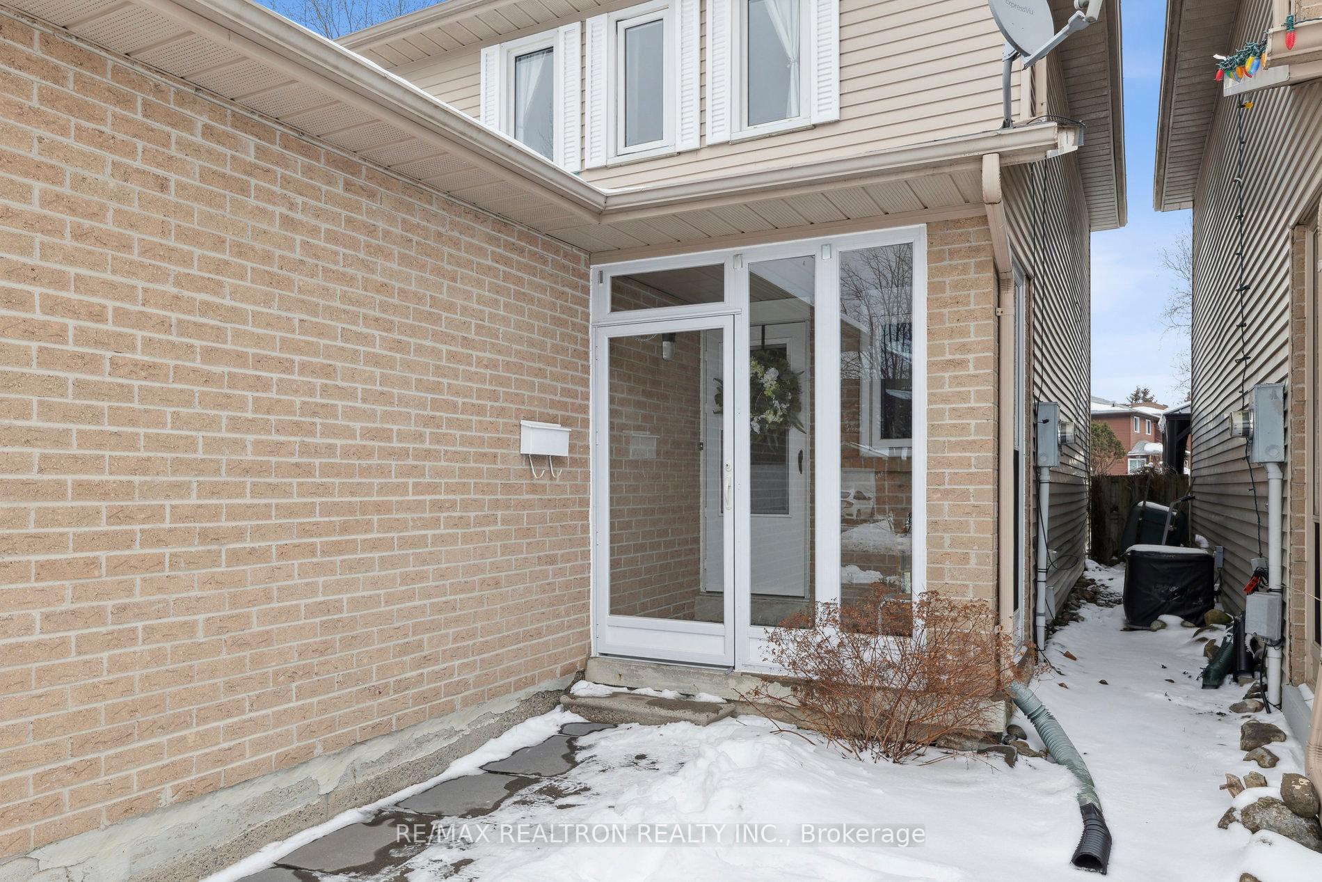 Photo 4 of 586 Cobblehill Drive, Oshawa, Pinecrest — HOMEH