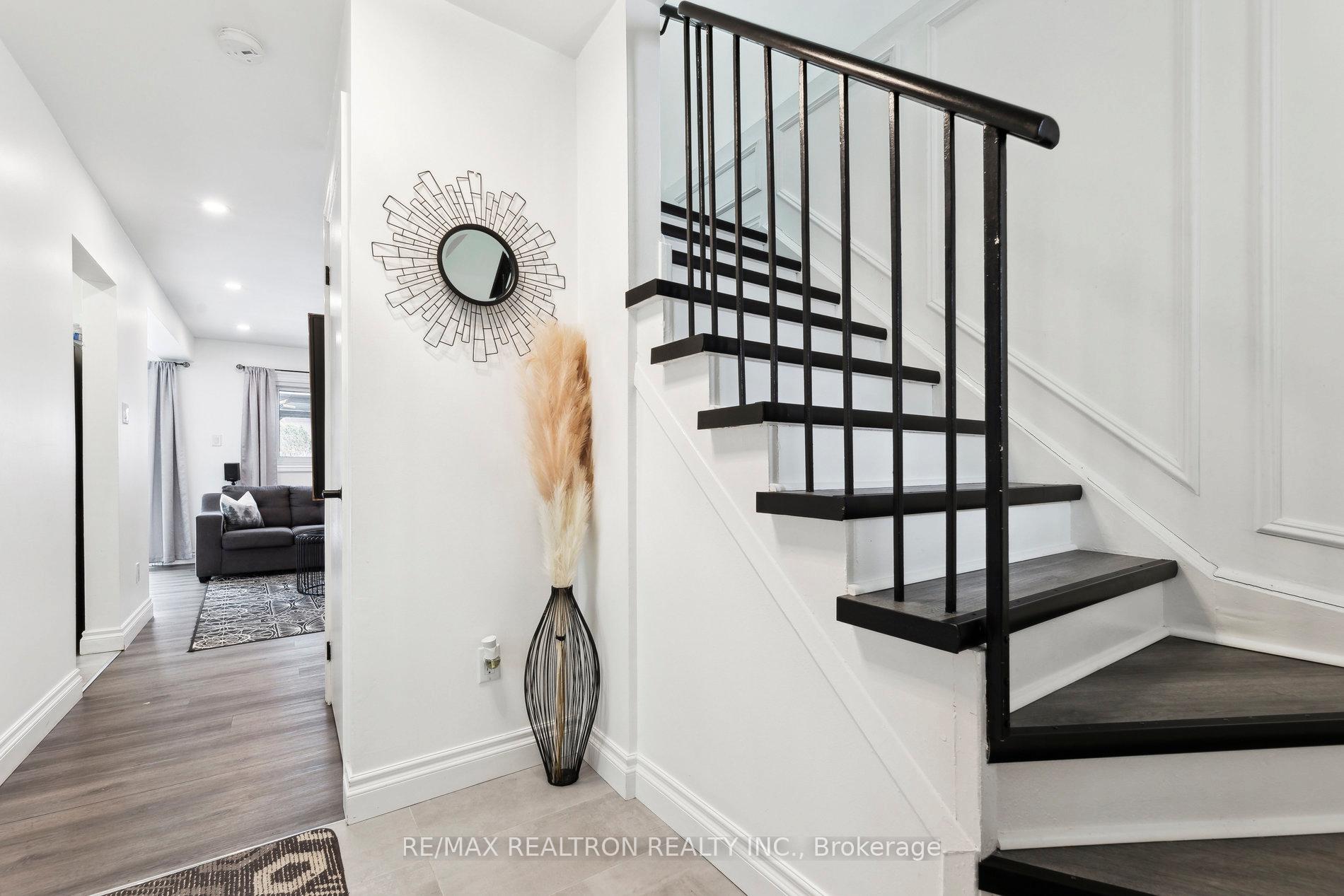 Photo 5 of 586 Cobblehill Drive, Oshawa, Pinecrest — HOMEH