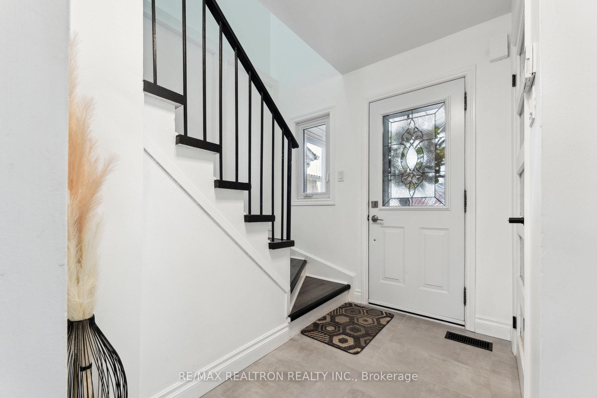 Photo 6 of 586 Cobblehill Drive, Oshawa, Pinecrest — HOMEH