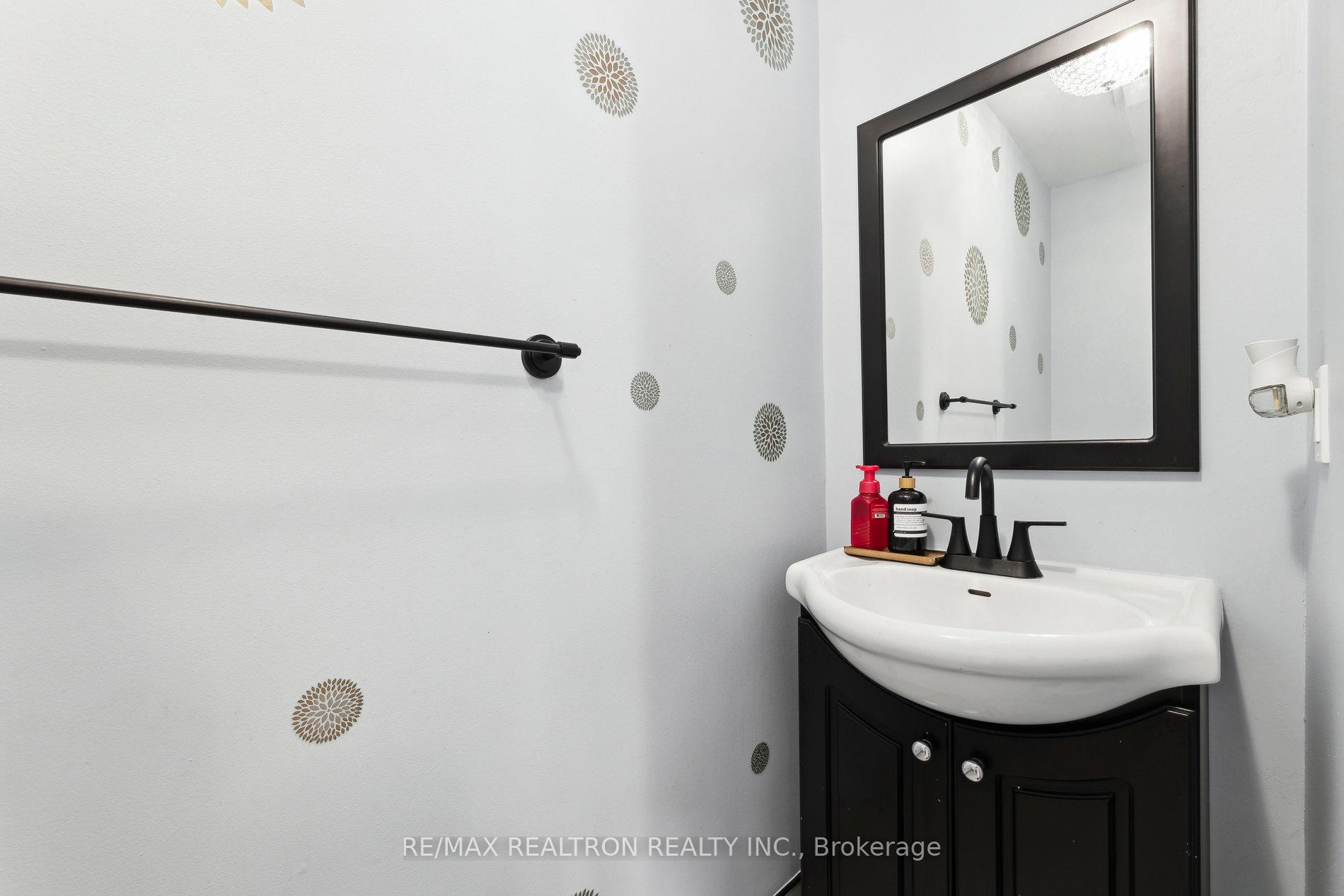Photo 7 of 586 Cobblehill Drive, Oshawa, Pinecrest — HOMEH