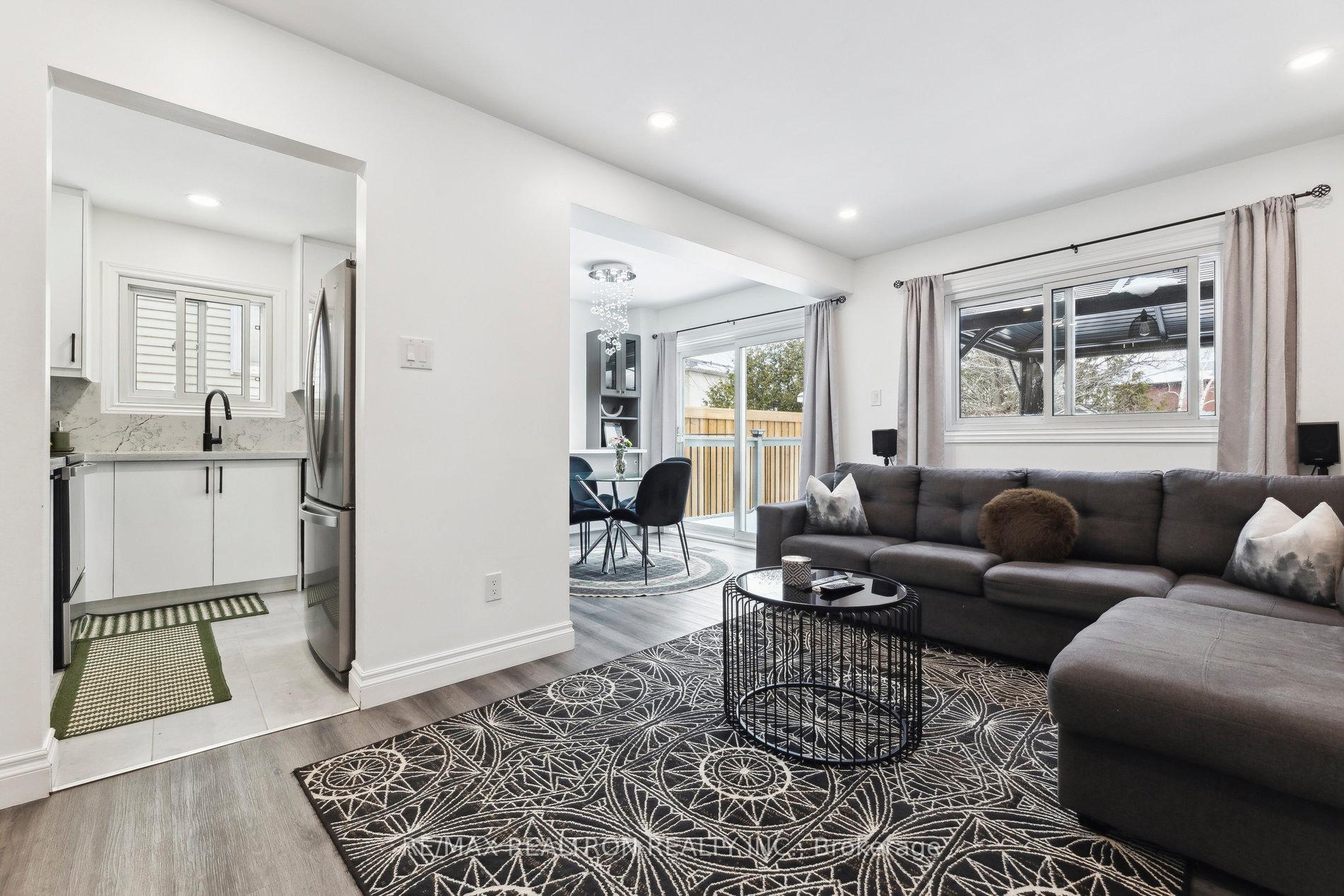 Photo 9 of 586 Cobblehill Drive, Oshawa, Pinecrest — HOMEH