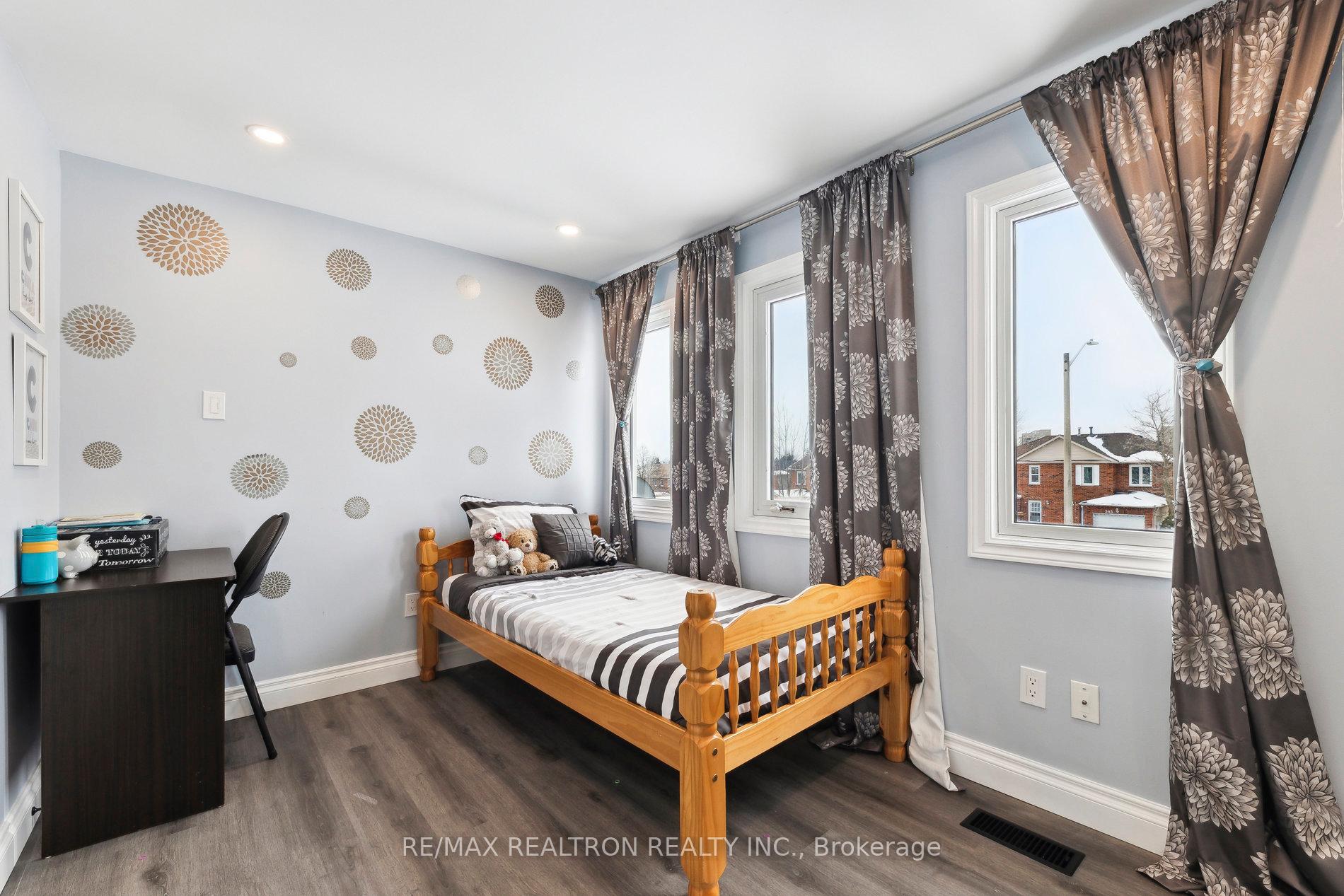 Photo 17 of 586 Cobblehill Drive, Oshawa, Pinecrest — HOMEH