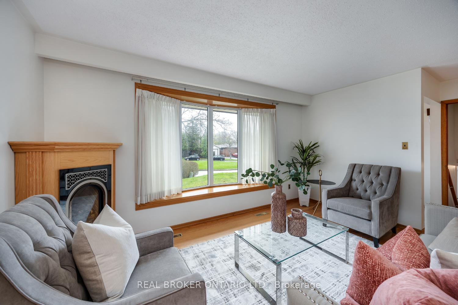 Photo 7 of 388 Marken Court, Oshawa, O'Neill — HOMEH