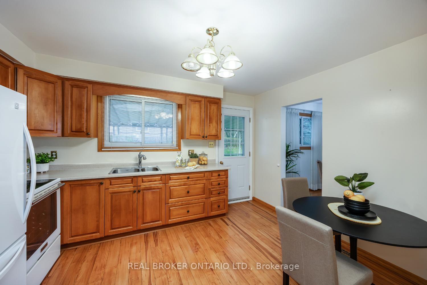 Photo 14 of 388 Marken Court, Oshawa, O'Neill — HOMEH