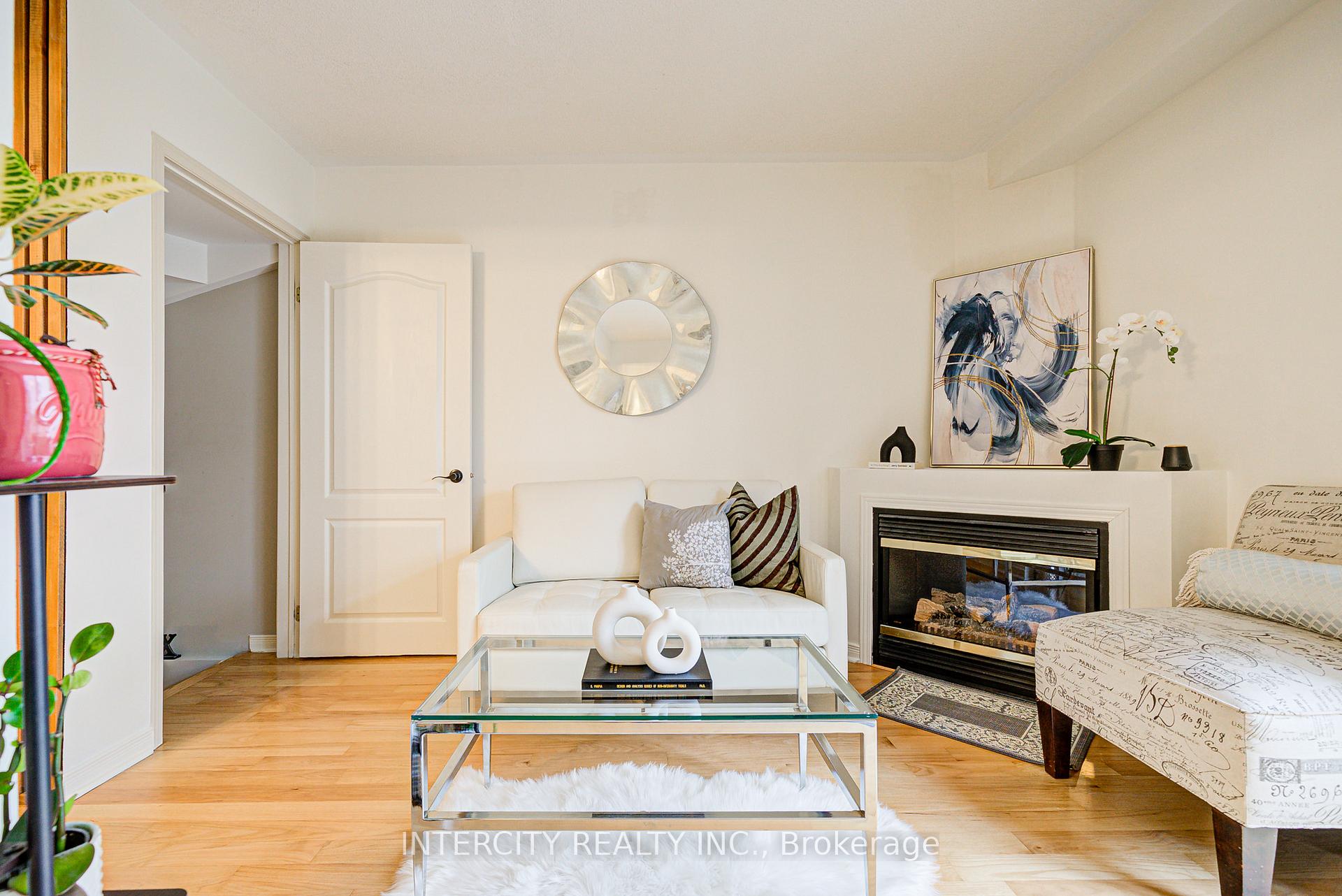 Photo 3 of 372 Sparrow Circle, Pickering, Highbush — HOMEH