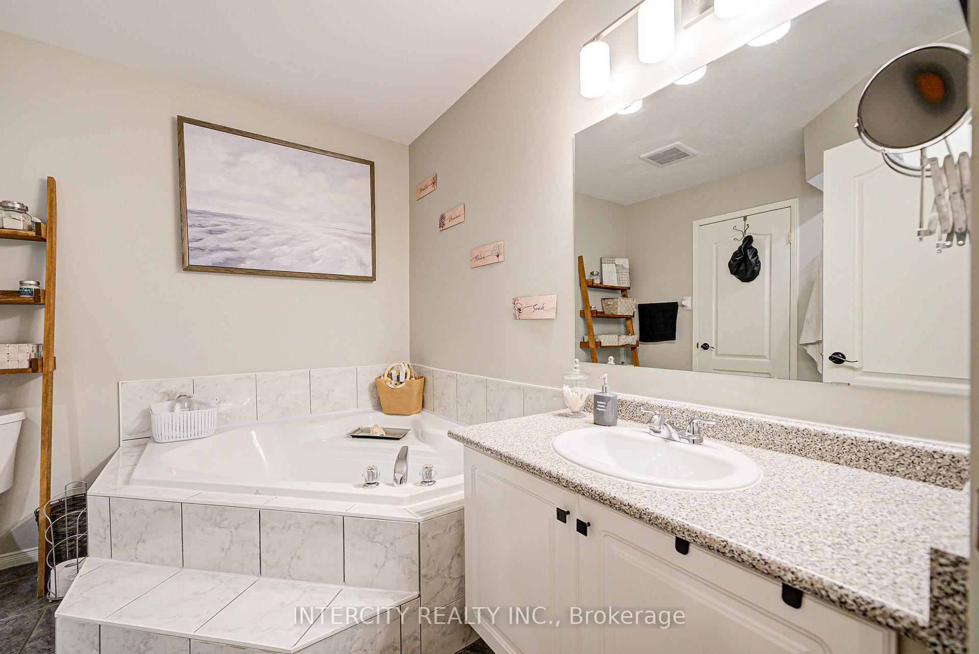 Photo 22 of 372 Sparrow Circle, Pickering, Highbush — HOMEH