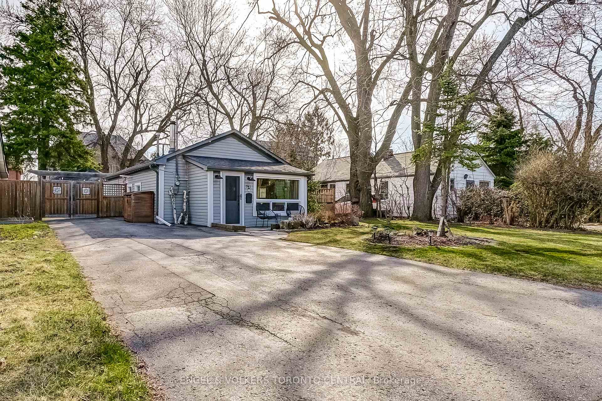 Front of 741 Marksbury Road