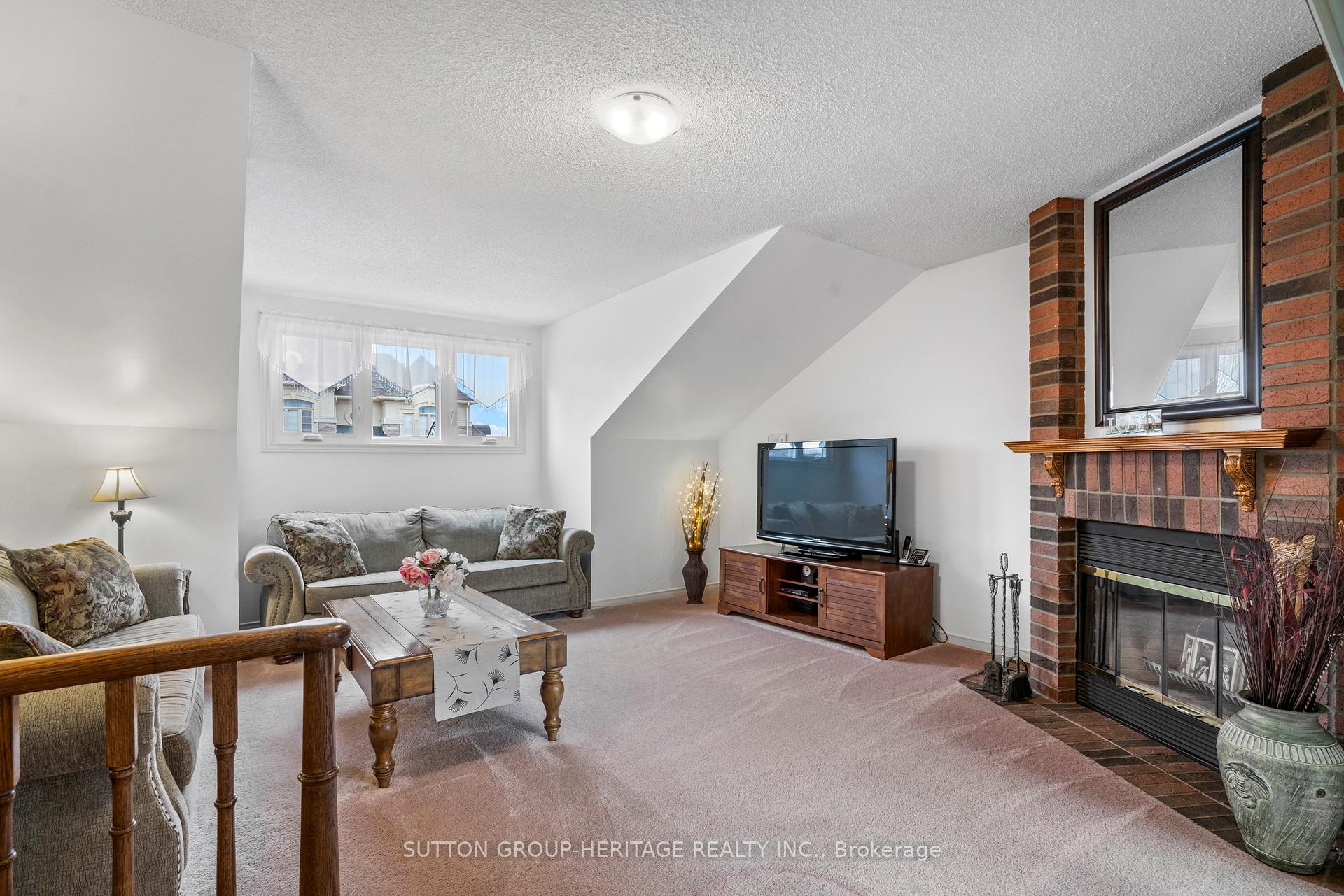 Photo 12 of 943 Gablehurst Crescent, Pickering, Liverpool — HOMEH
