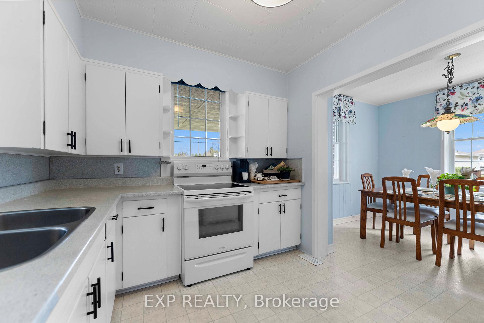 Photo 10 of 703 Seventh Street, Renfrew — HOMEH
