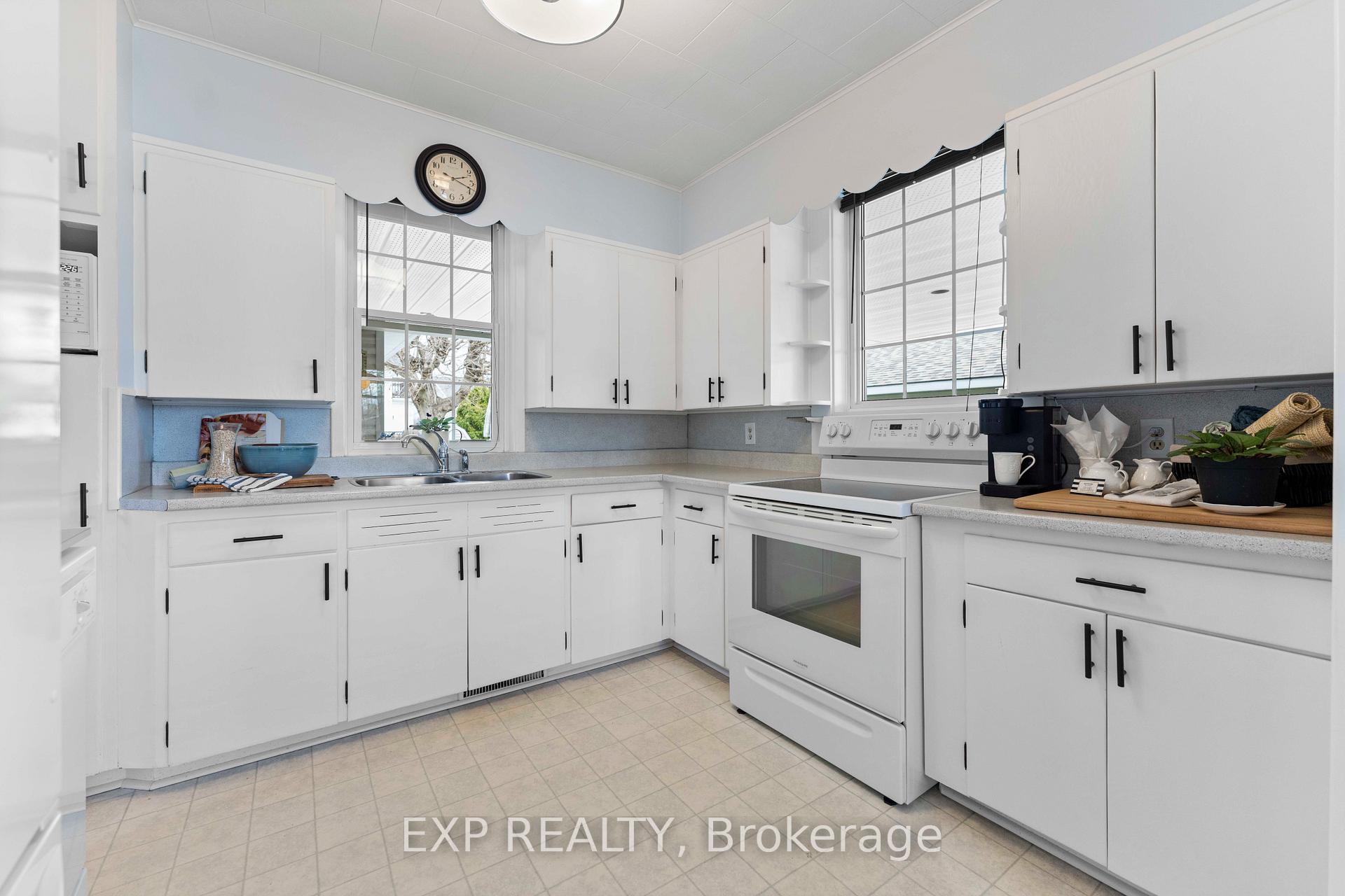 Photo 12 of 703 Seventh Street, Renfrew — HOMEH