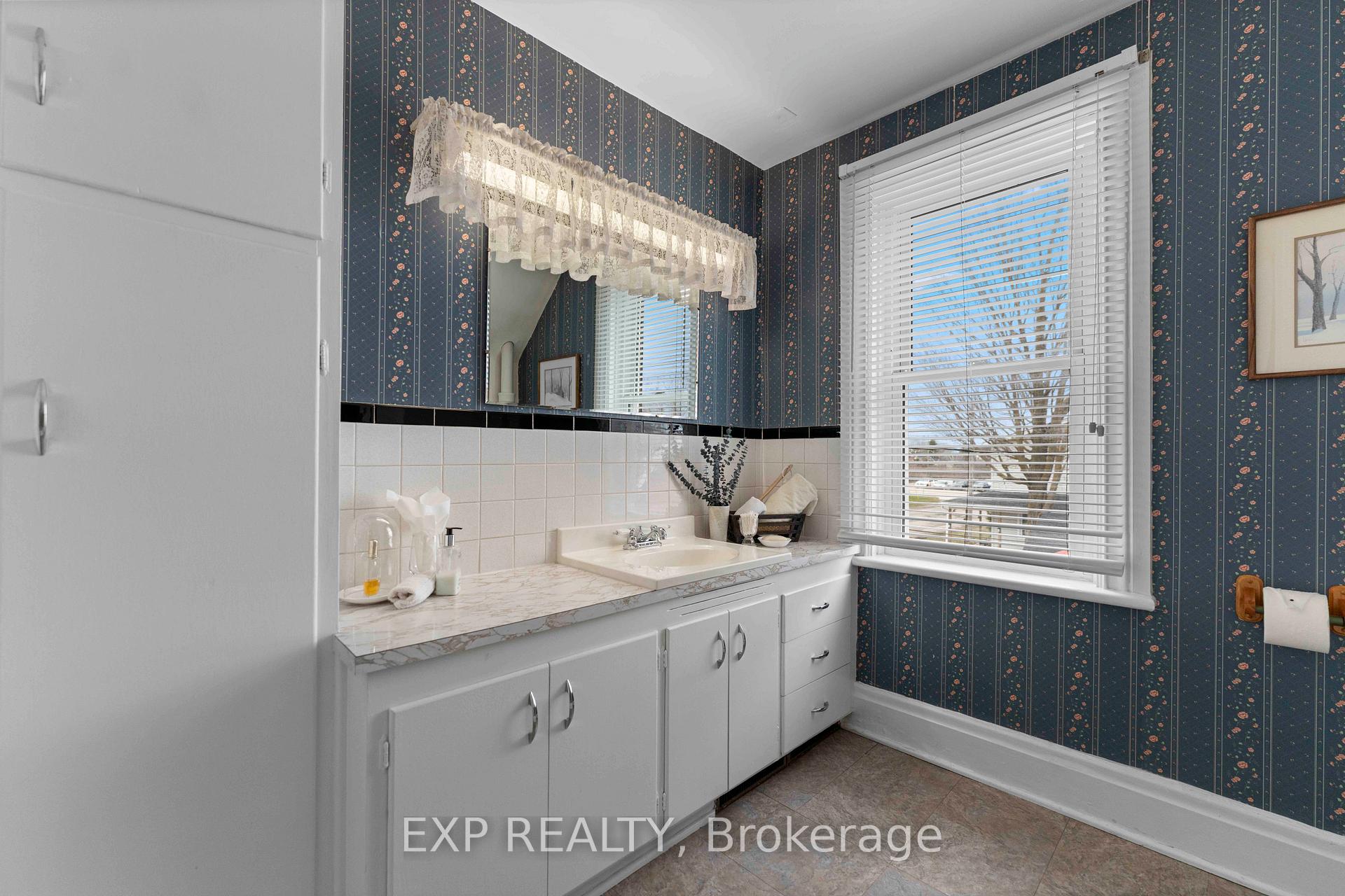 Photo 20 of 703 Seventh Street, Renfrew — HOMEH