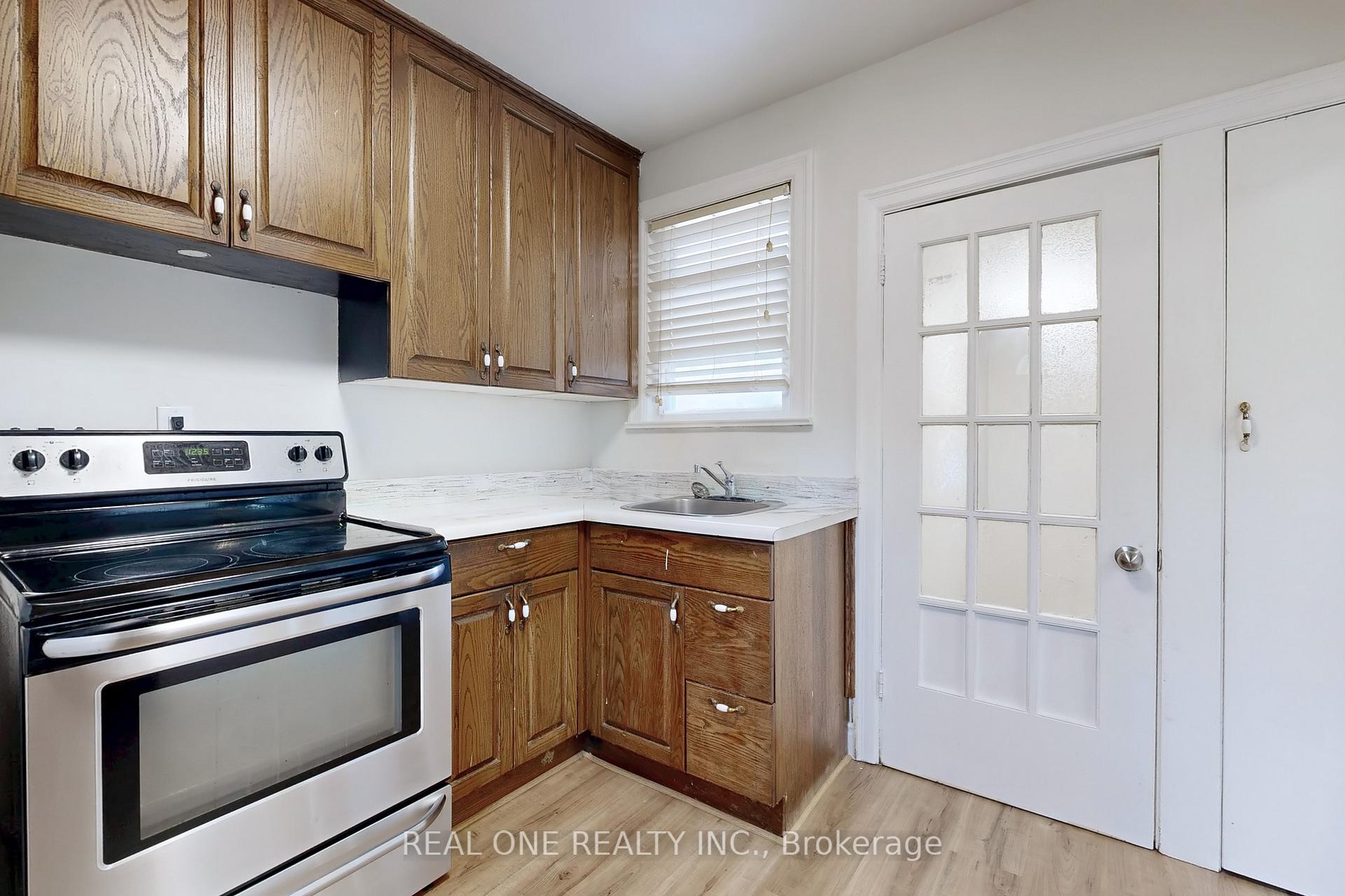 Photo 5 of 136 Gibb Street, Oshawa, Vanier — HOMEH