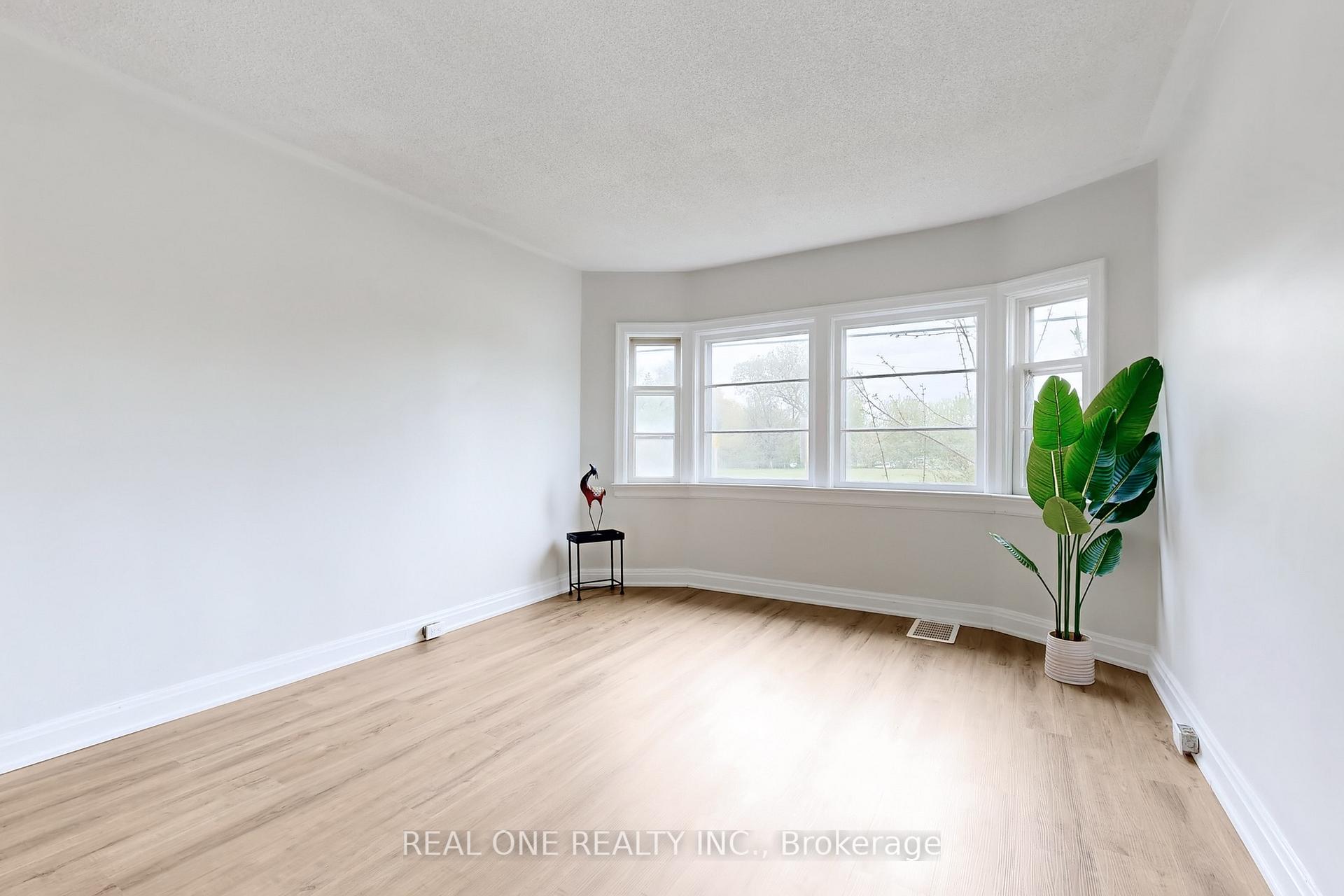 Photo 11 of 136 Gibb Street, Oshawa, Vanier — HOMEH