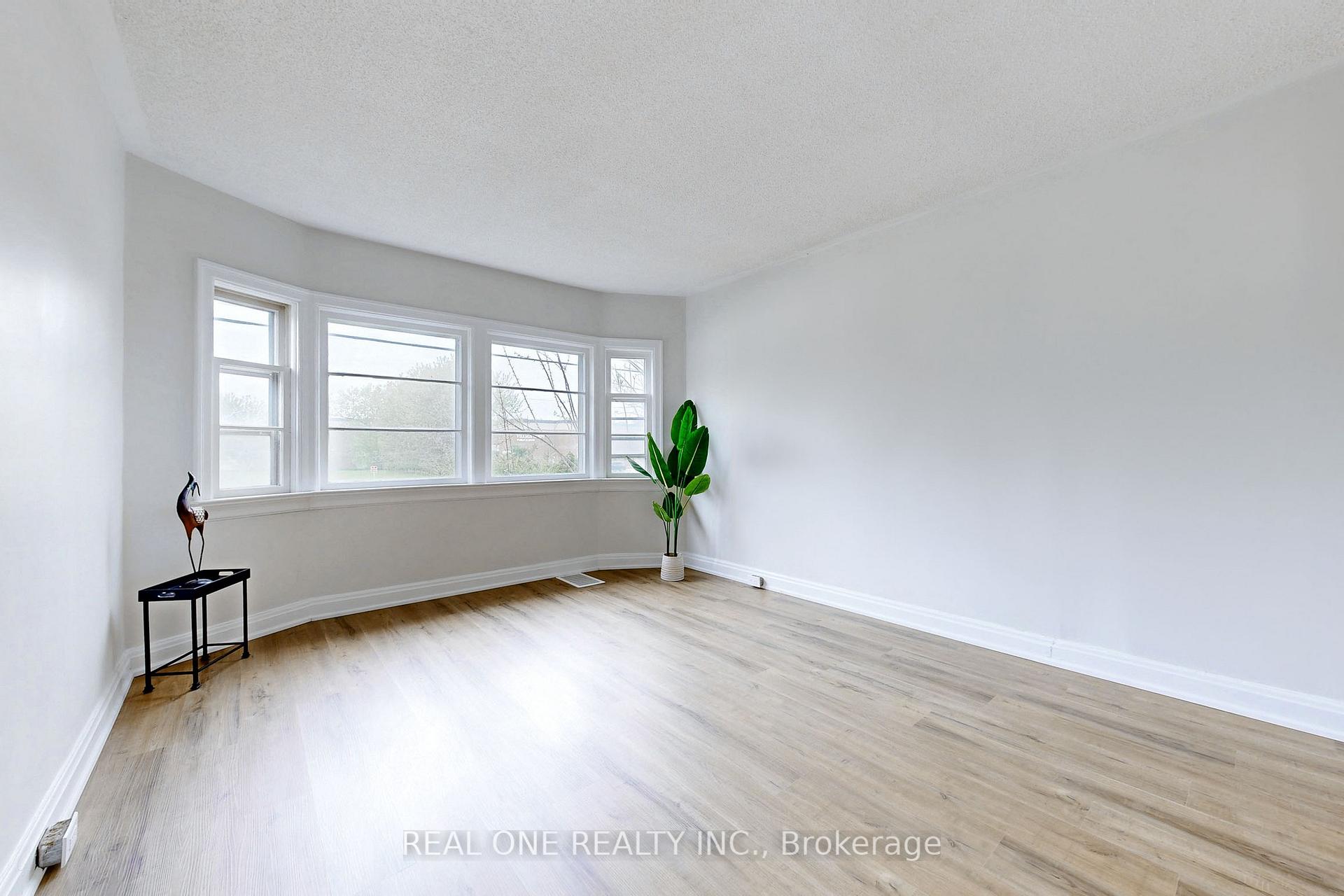 Photo 12 of 136 Gibb Street, Oshawa, Vanier — HOMEH