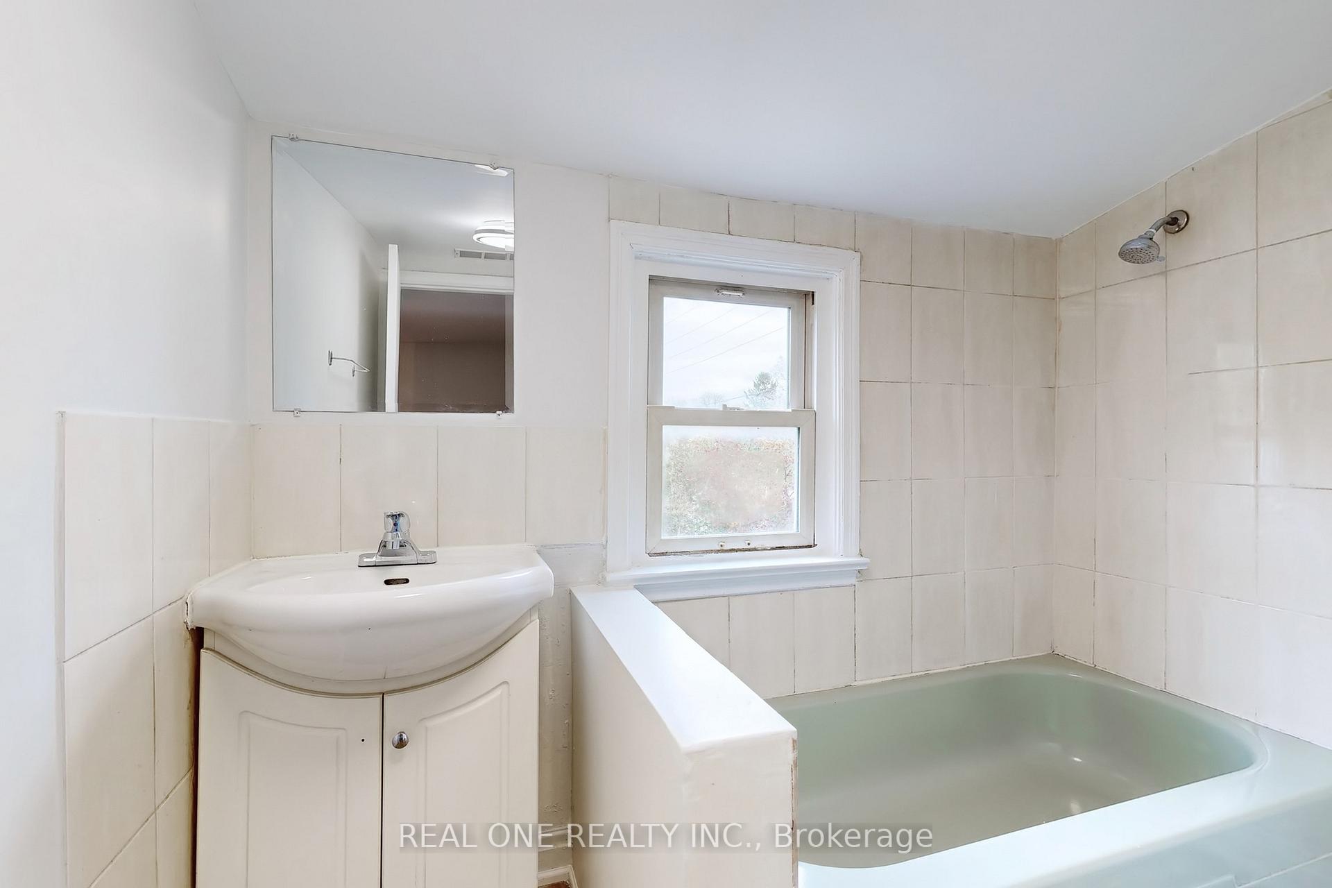 Photo 31 of 136 Gibb Street, Oshawa, Vanier — HOMEH
