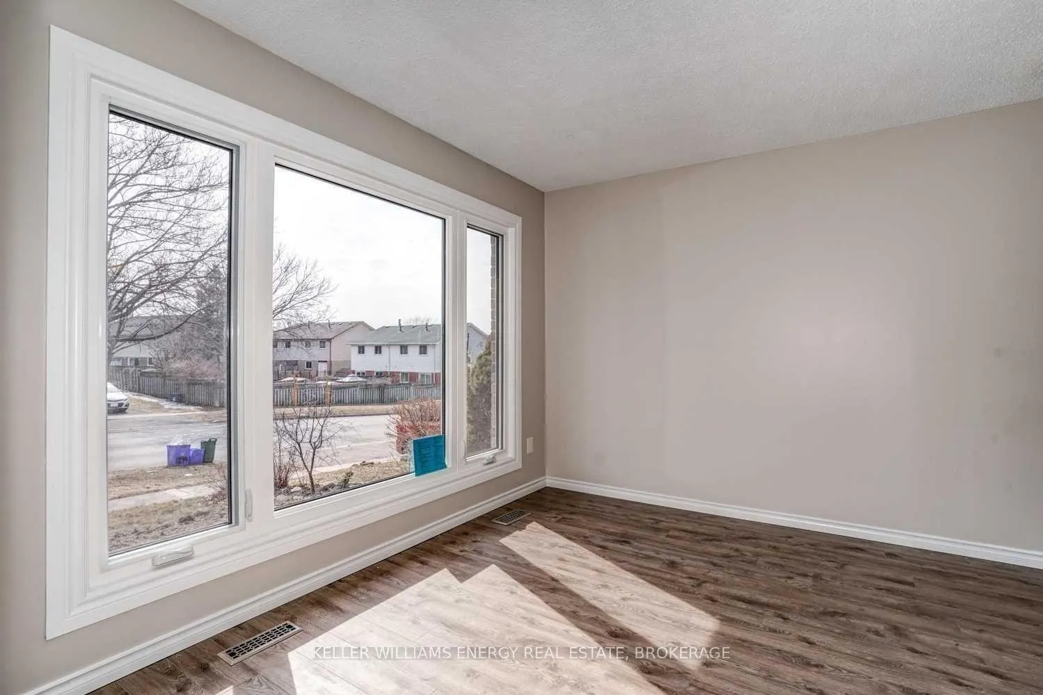 Photo 2 of Unit Main, 1296 Cherrydown Drive, Oshawa, Donevan — HOMEH
