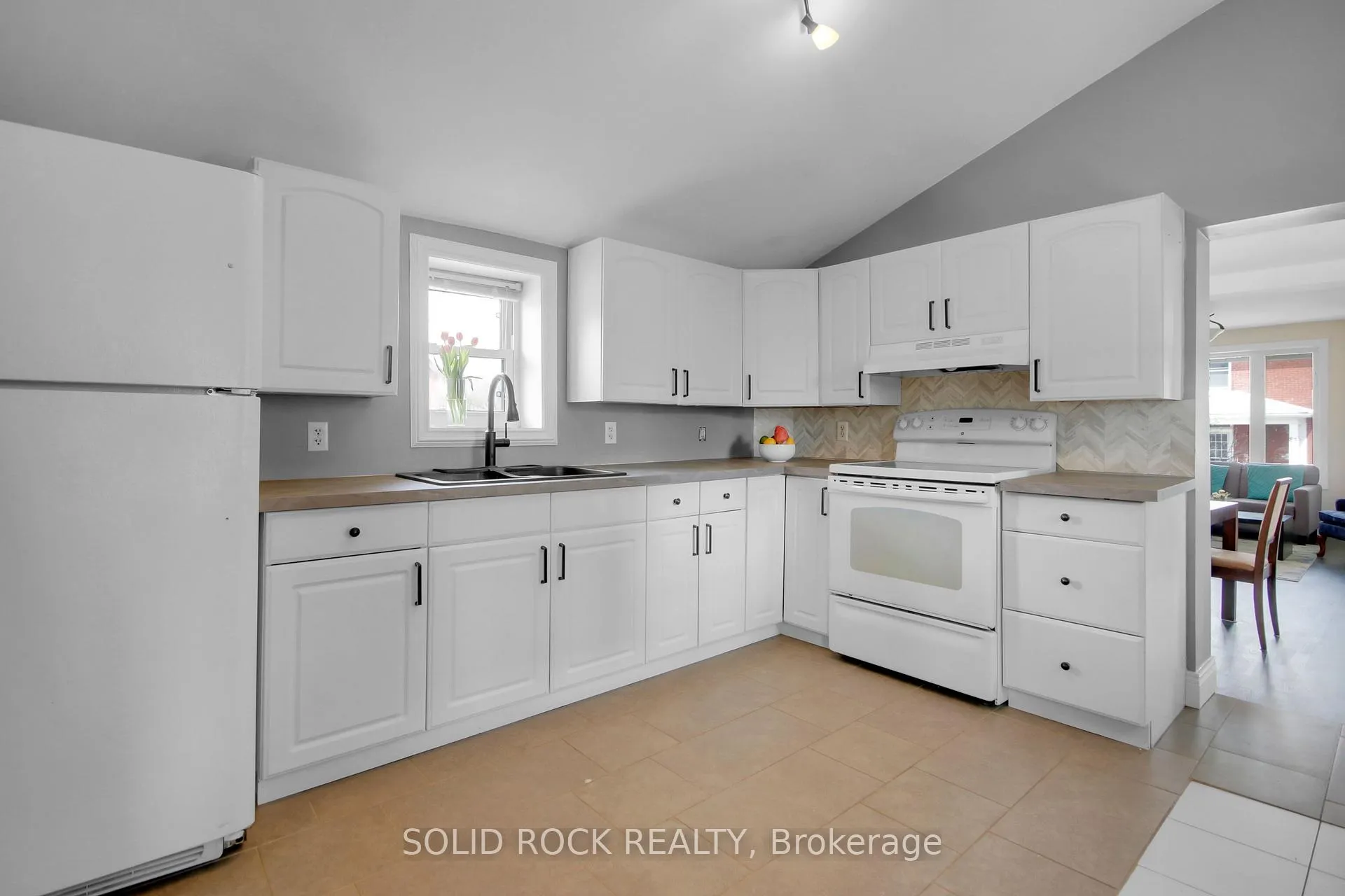 Photo 17 of 84 Queen Street S, Renfrew — HOMEH