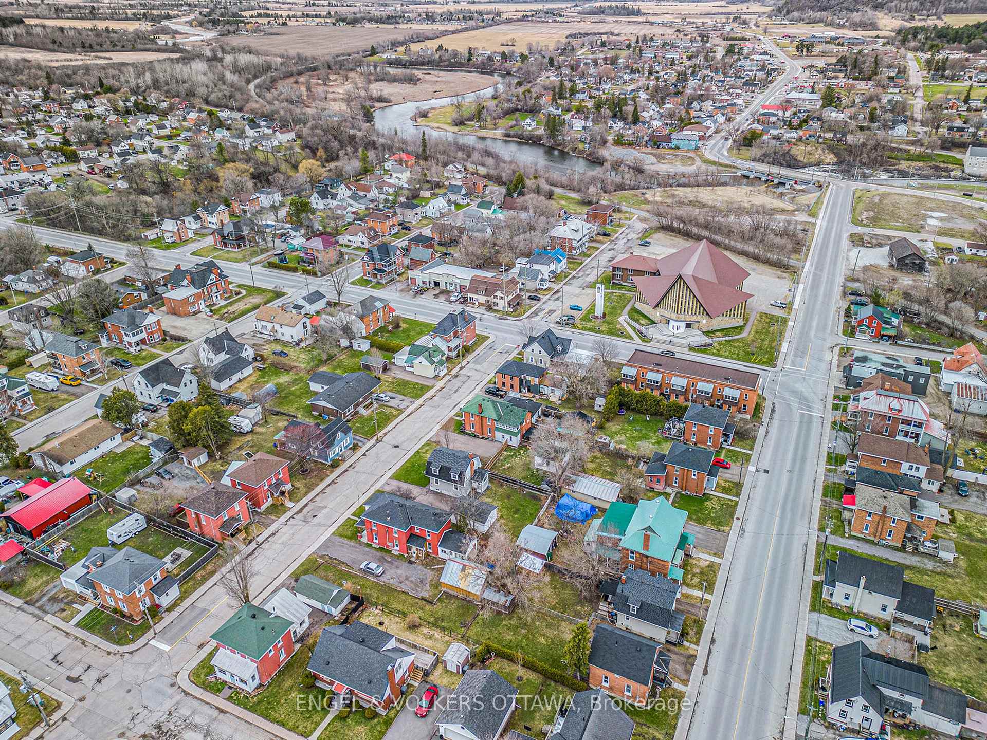 Photo 37 of 41 Bonnechere Street N, Renfrew — HOMEH