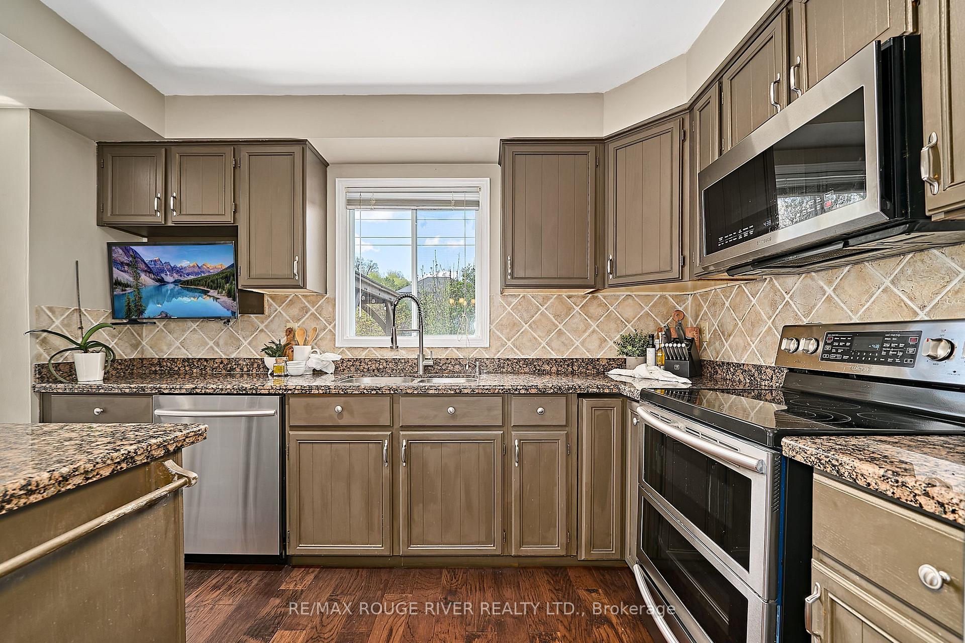 Photo 13 of 1036 Sandcliff Drive, Oshawa, Pinecrest — HOMEH