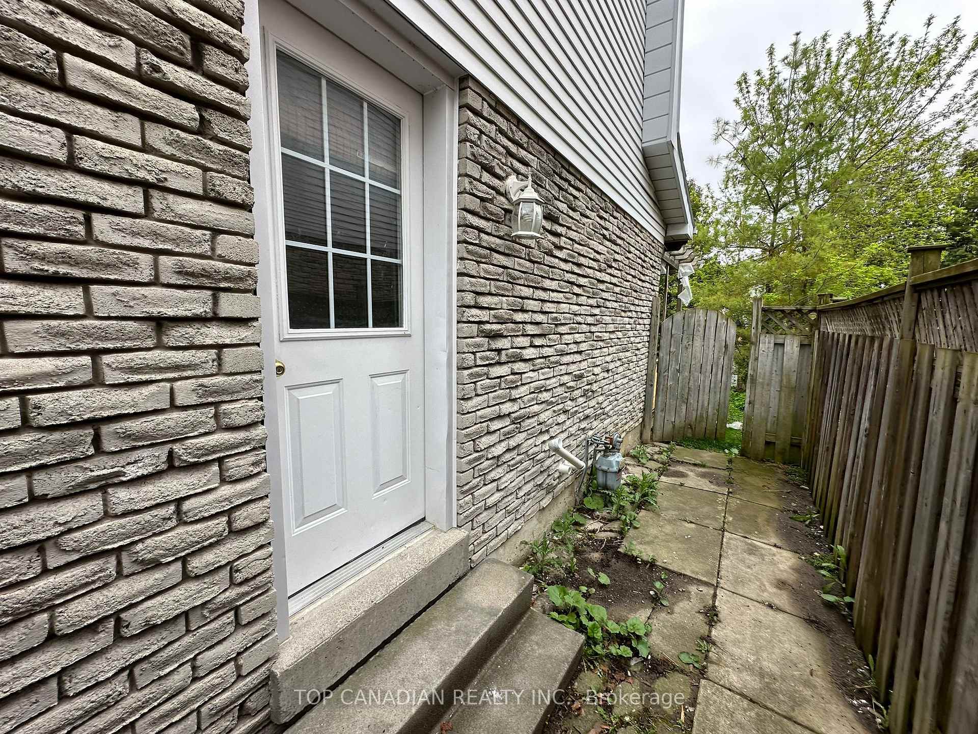Photo 3 of B-1398 Tampa Crescent, Oshawa, Samac — HOMEH