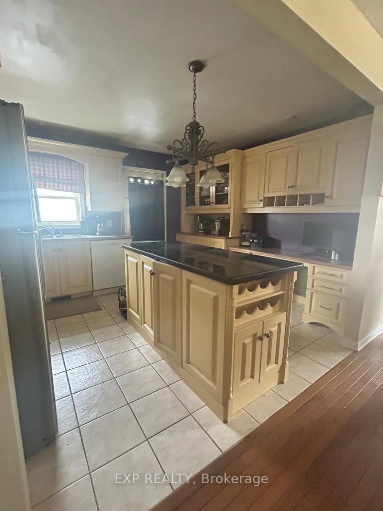 Photo 2 of 468 Gillan Road, Renfrew — HOMEH
