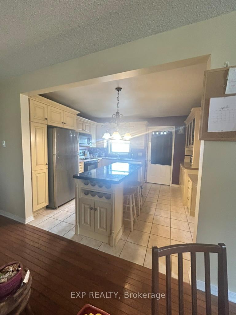 Photo 3 of 468 Gillan Road, Renfrew — HOMEH