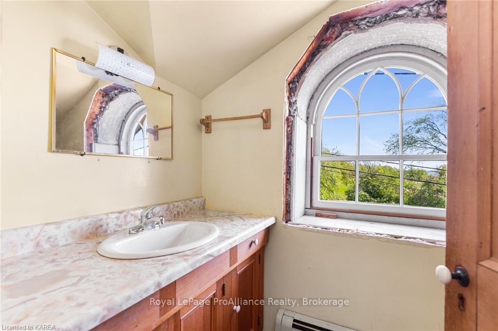 Photo 34 of 230 James Street, Kingston, Kingston East (Incl Barret Crt) — HOMEH