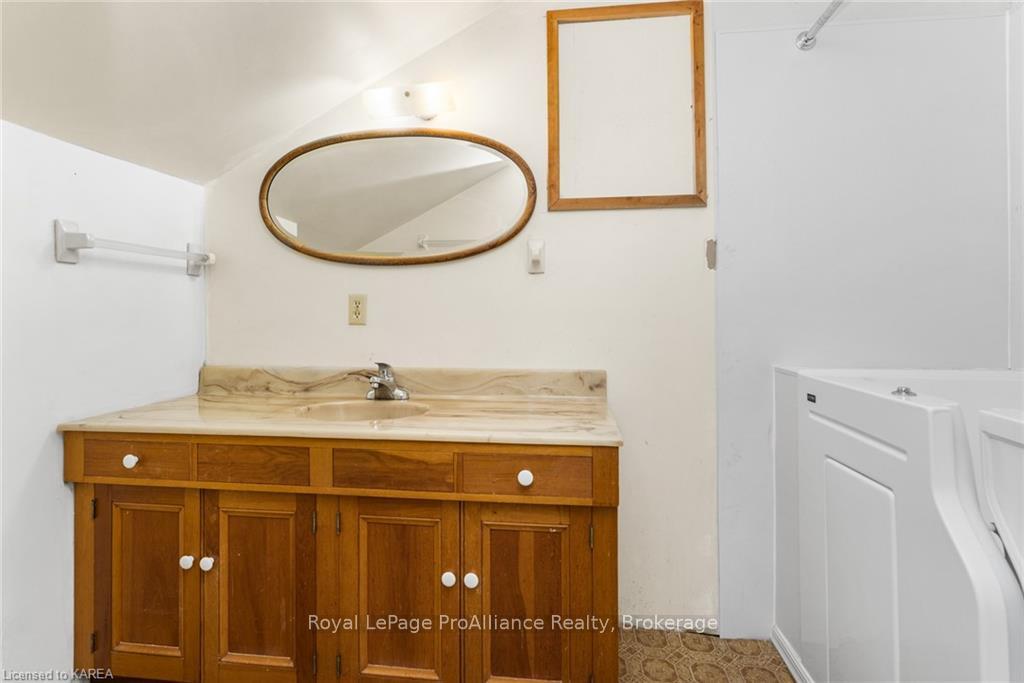 Photo 37 of 230 James Street, Kingston, Kingston East (Incl Barret Crt) — HOMEH