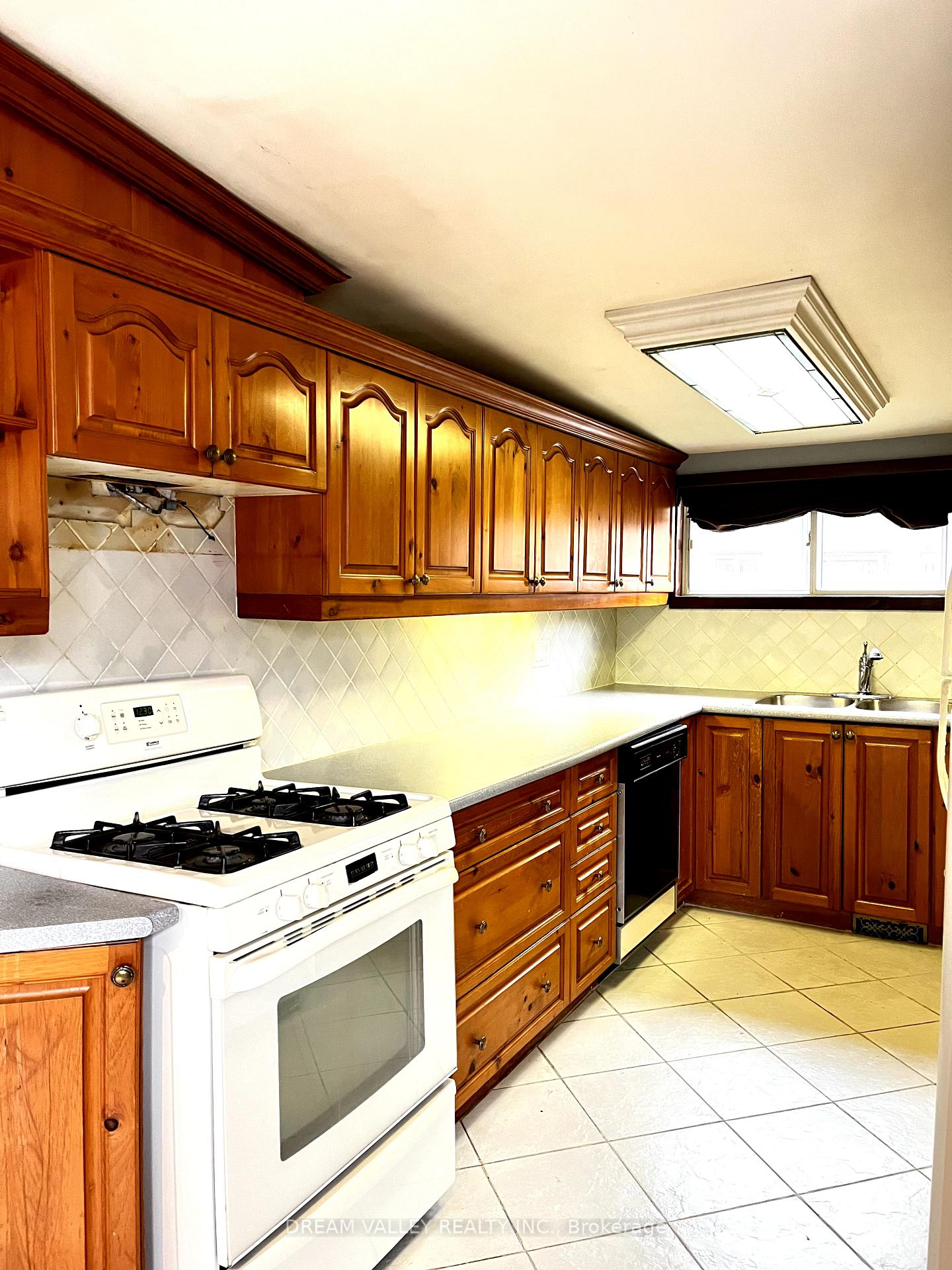 Photo 14 of Unit Upper, 622 Sheppard Avenue, Pickering, Woodlands — HOMEH