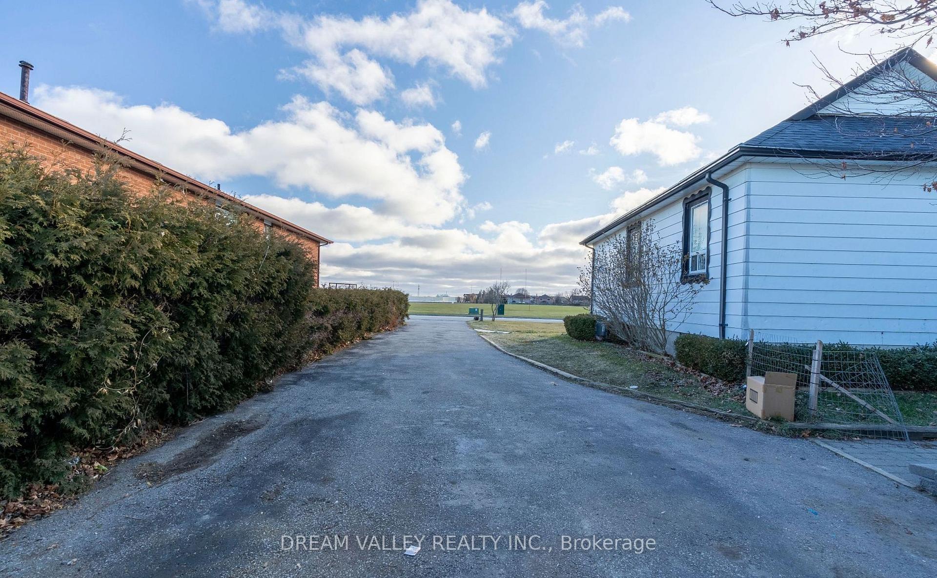 Photo 19 of Unit Upper, 622 Sheppard Avenue, Pickering, Woodlands — HOMEH