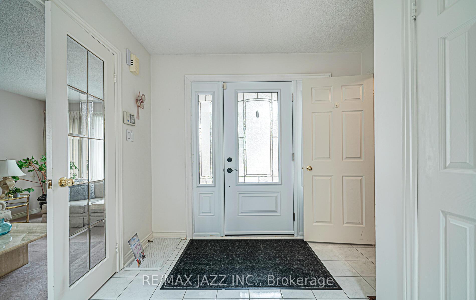Photo 3 of 748 Pebble Court, Pickering, Amberlea — HOMEH