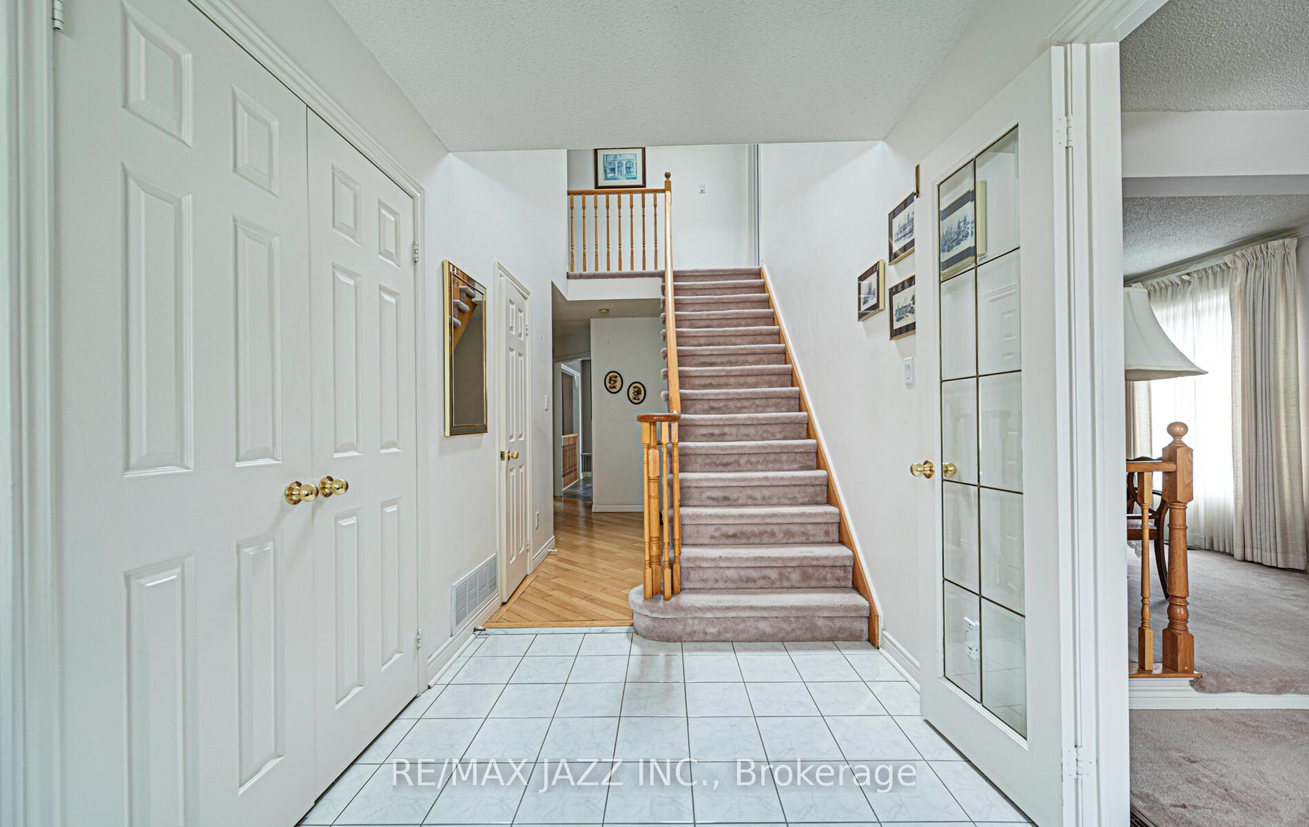 Photo 4 of 748 Pebble Court, Pickering, Amberlea — HOMEH
