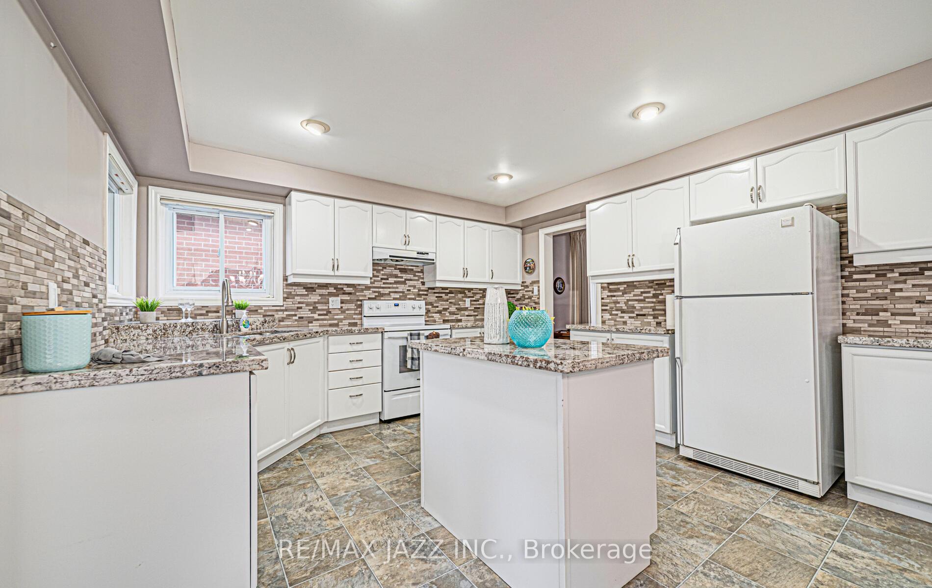Photo 8 of 748 Pebble Court, Pickering, Amberlea — HOMEH