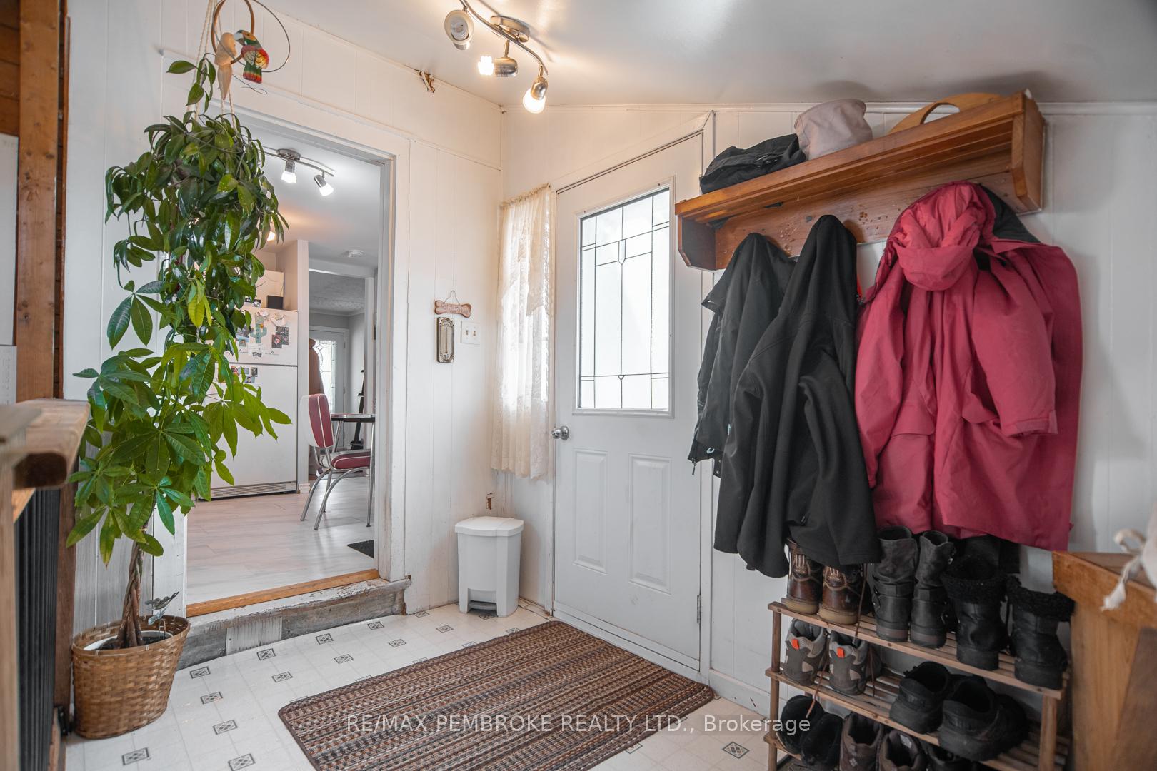 Photo 2 of 420 New Street, Renfrew — HOMEH