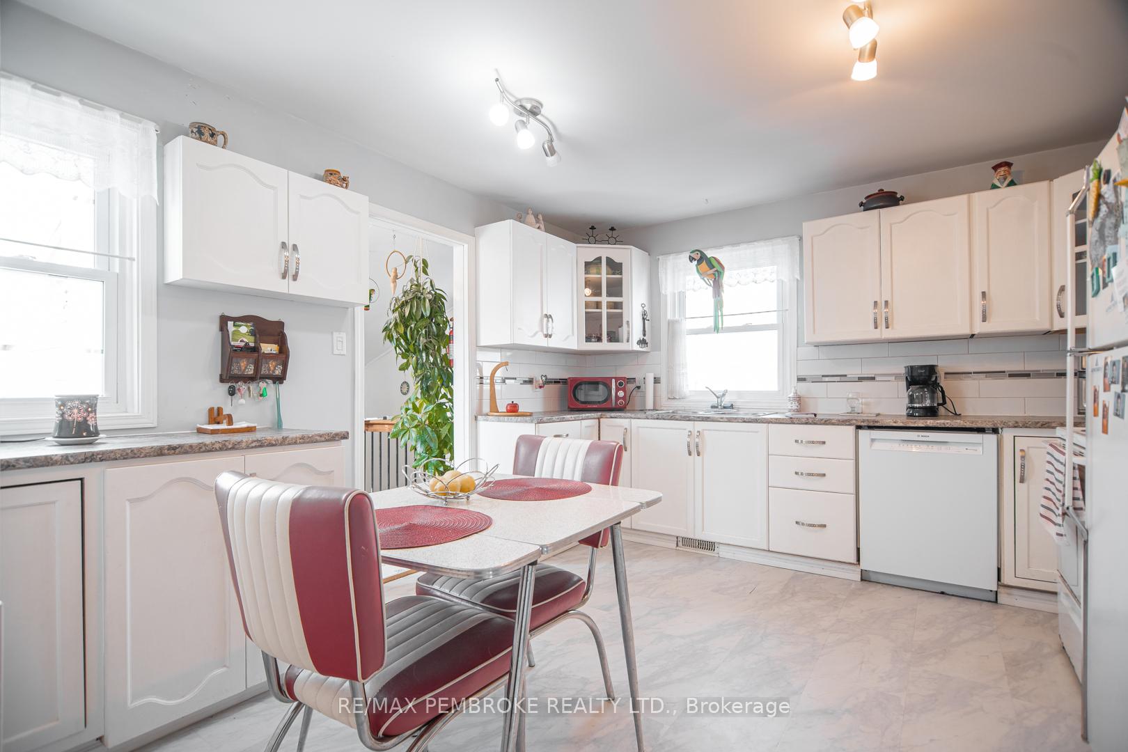 Photo 7 of 420 New Street, Renfrew — HOMEH