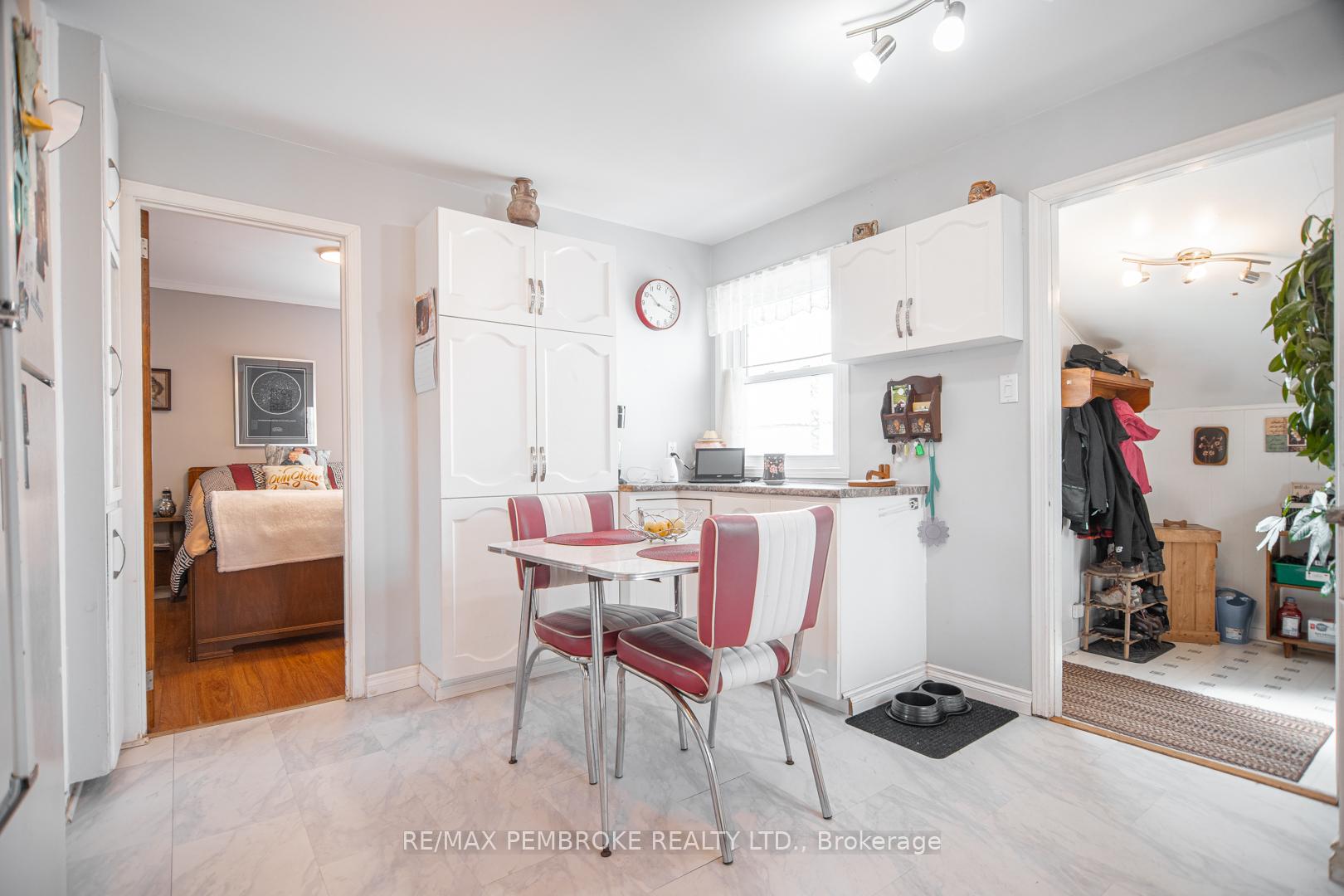 Photo 8 of 420 New Street, Renfrew — HOMEH