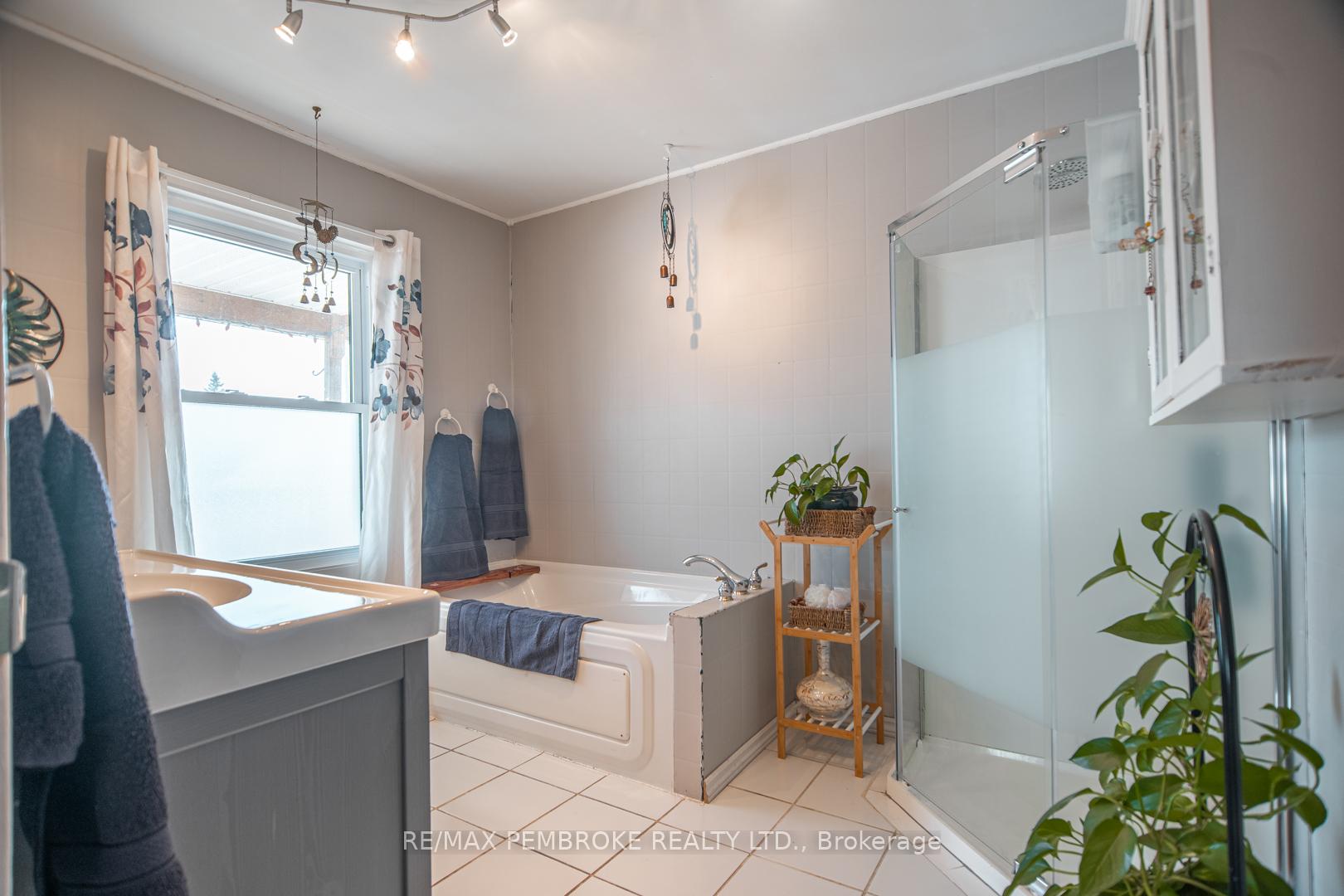 Photo 9 of 420 New Street, Renfrew — HOMEH