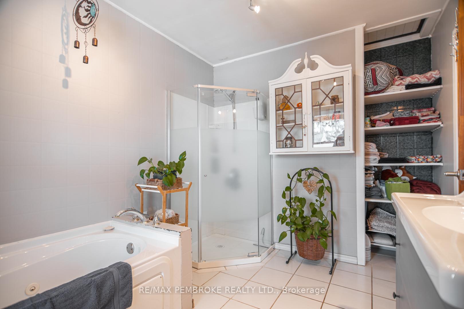 Photo 10 of 420 New Street, Renfrew — HOMEH