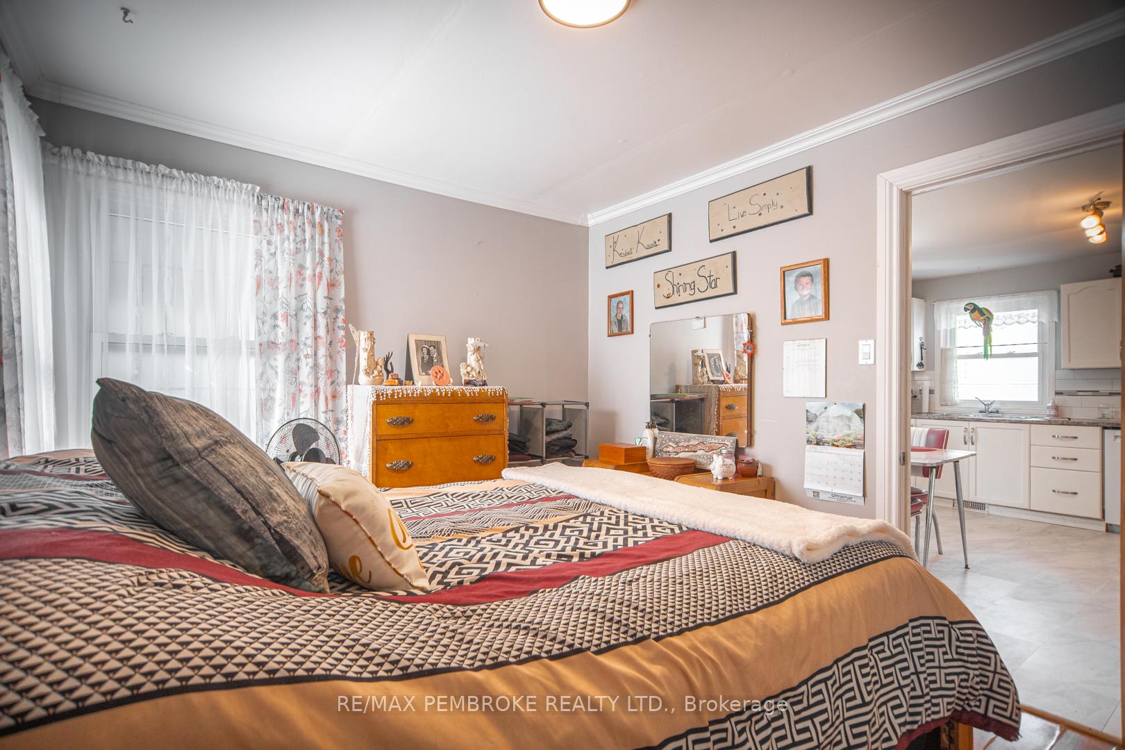 Photo 12 of 420 New Street, Renfrew — HOMEH