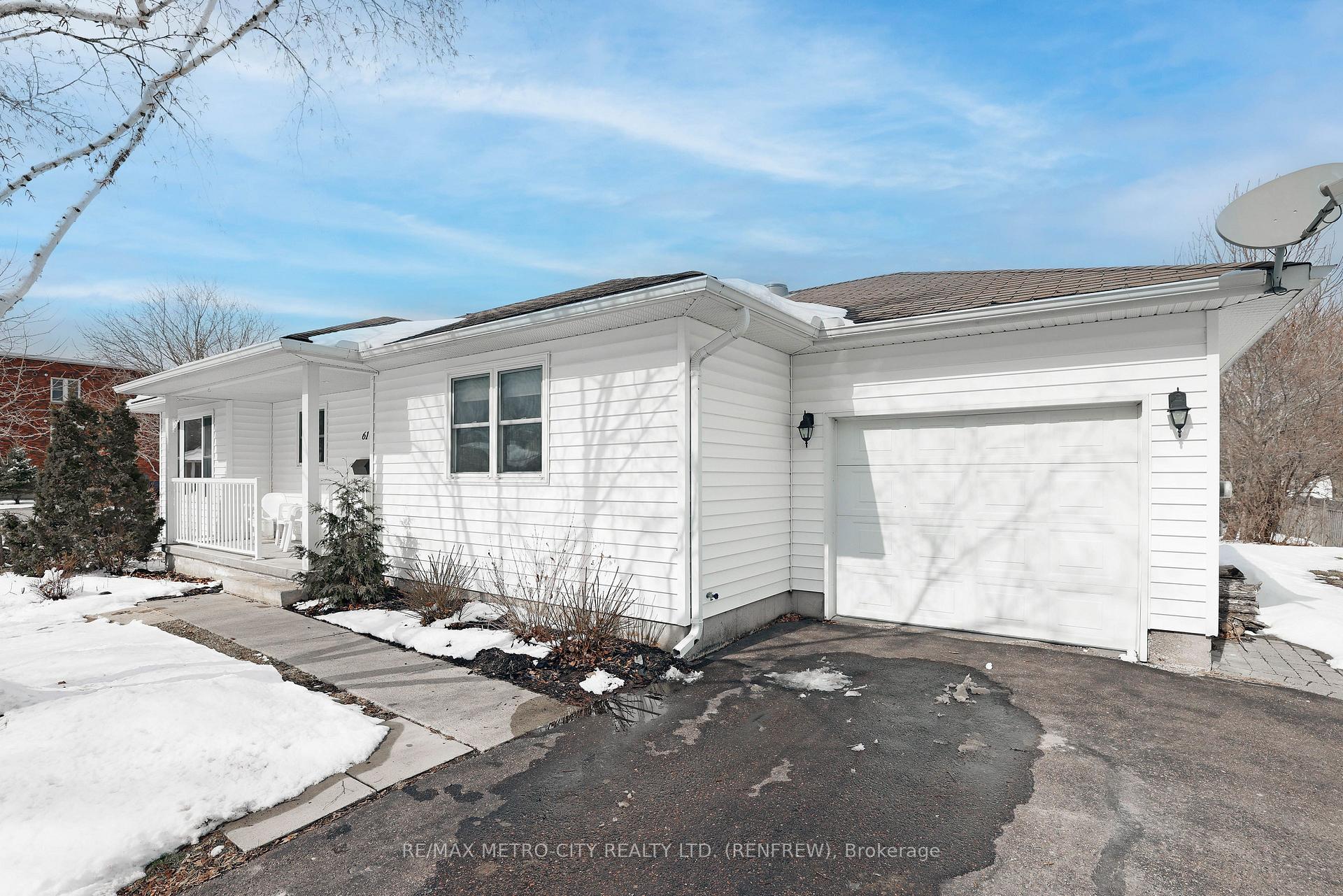 Photo 4 of 61 Plaunt Street N, Renfrew — HOMEH