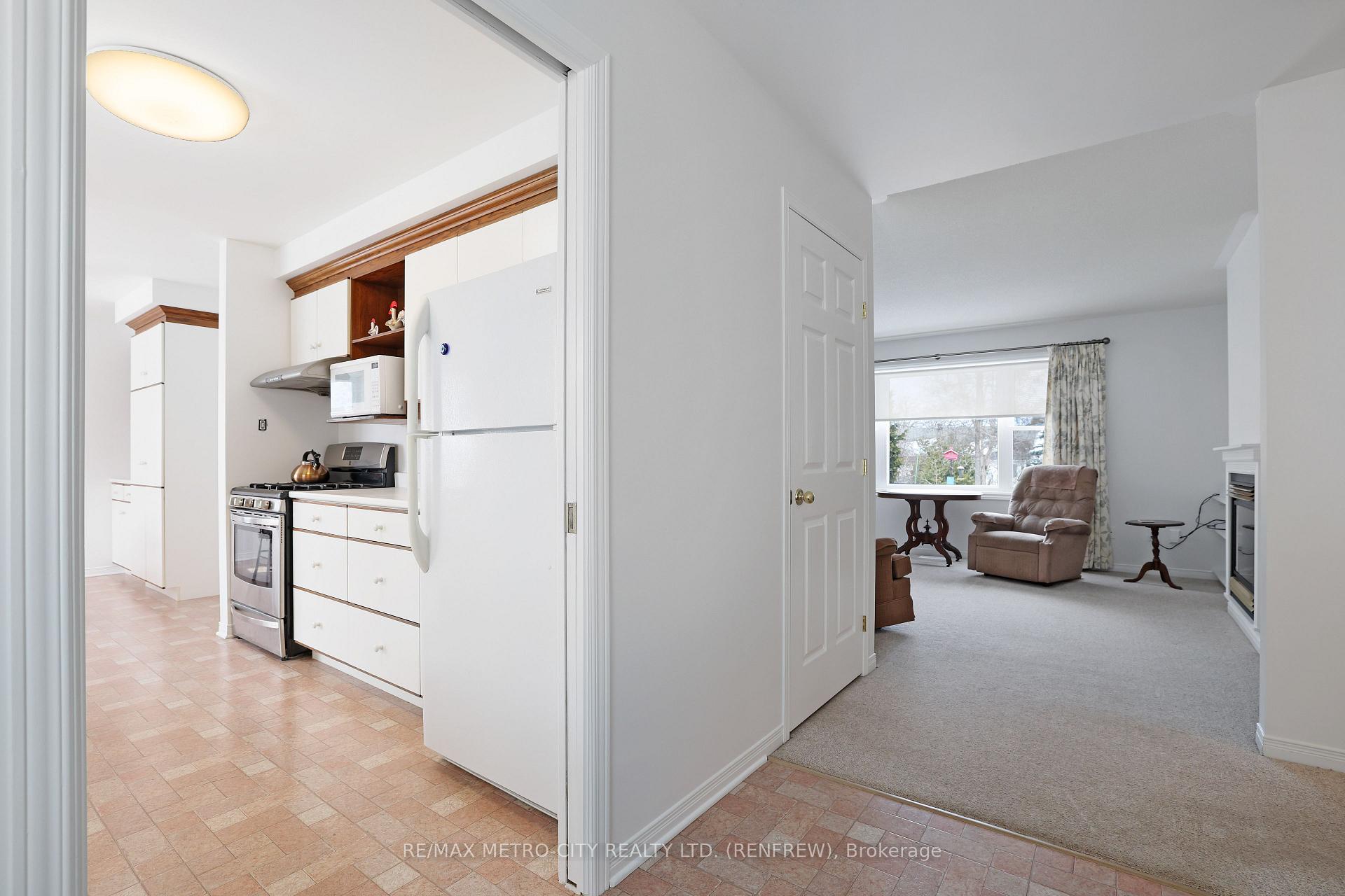 Photo 8 of 61 Plaunt Street N, Renfrew — HOMEH